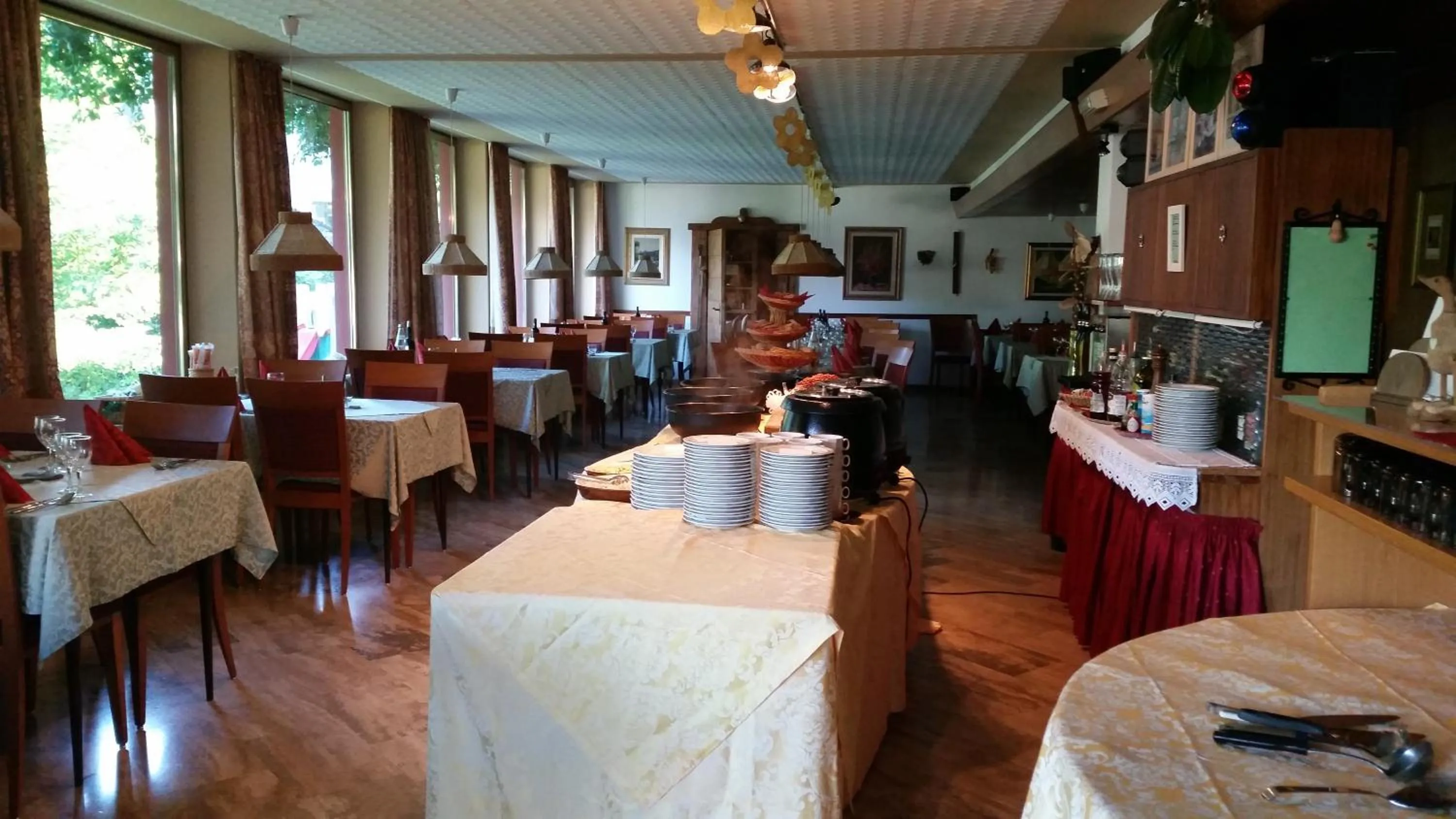 Restaurant/places to eat in Hotel Villa Emilia