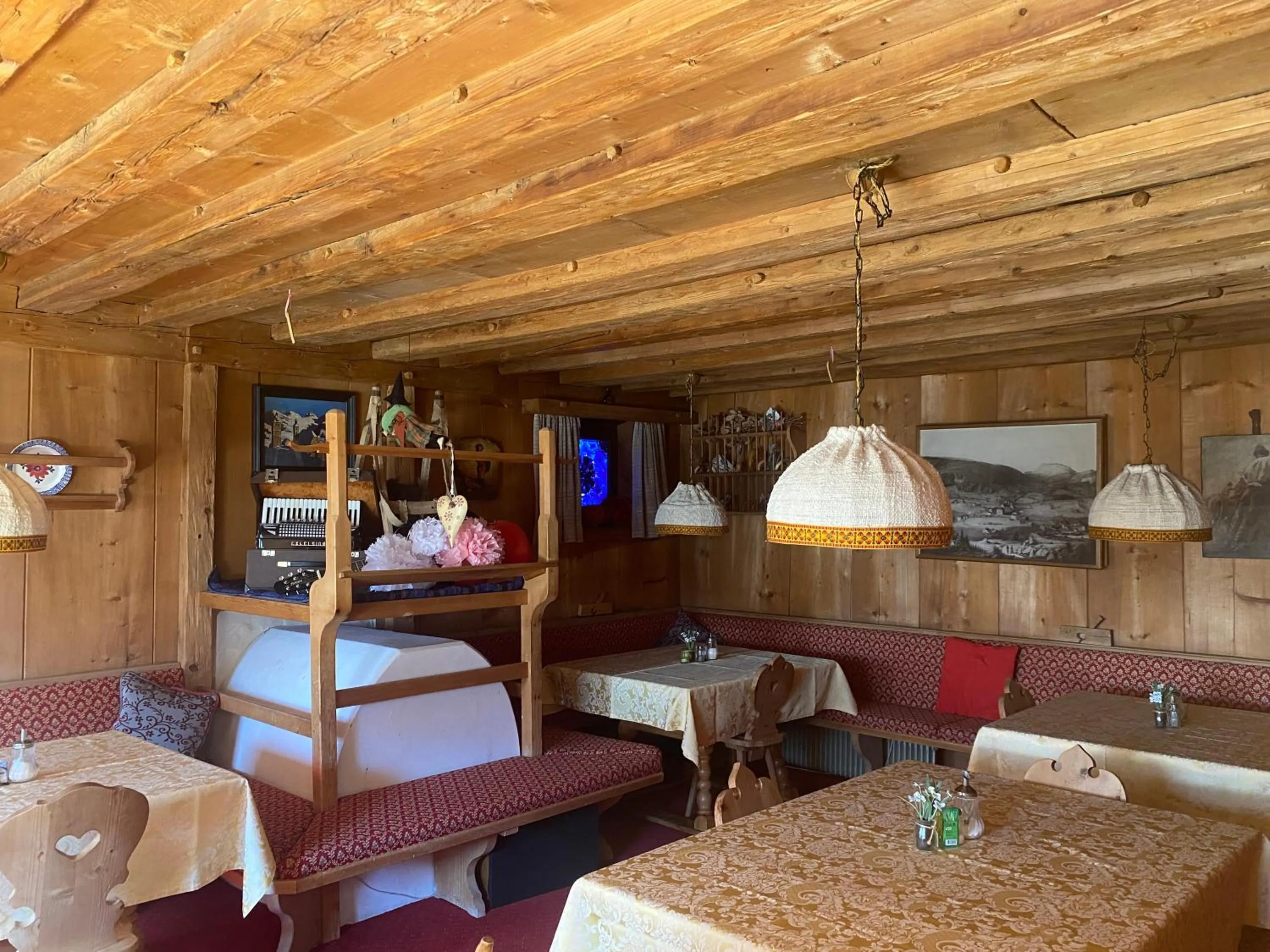 Restaurant/places to eat in Hotel Villa Emilia