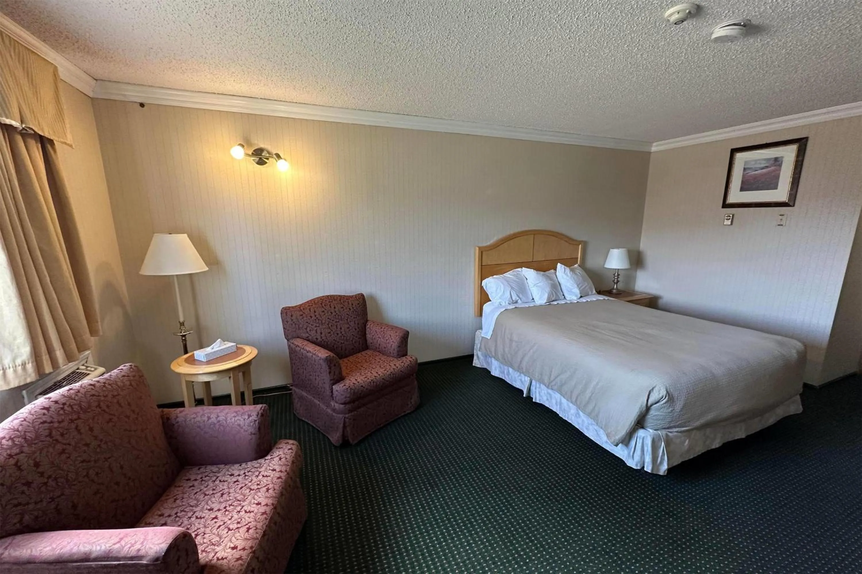Photo of the whole room, Bed in Travelodge by Wyndam Chetwynd