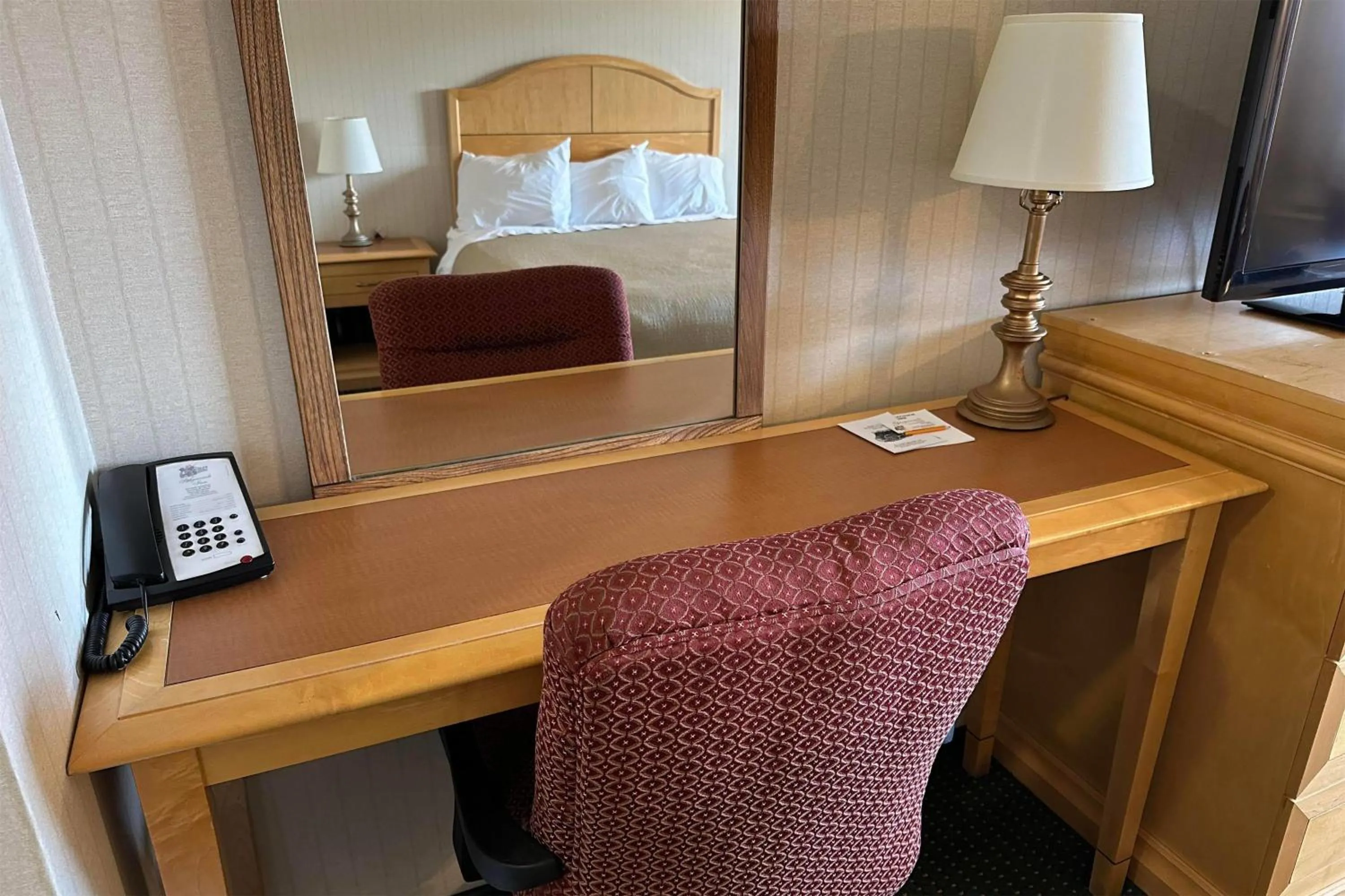 Photo of the whole room, Bed in Travelodge by Wyndam Chetwynd