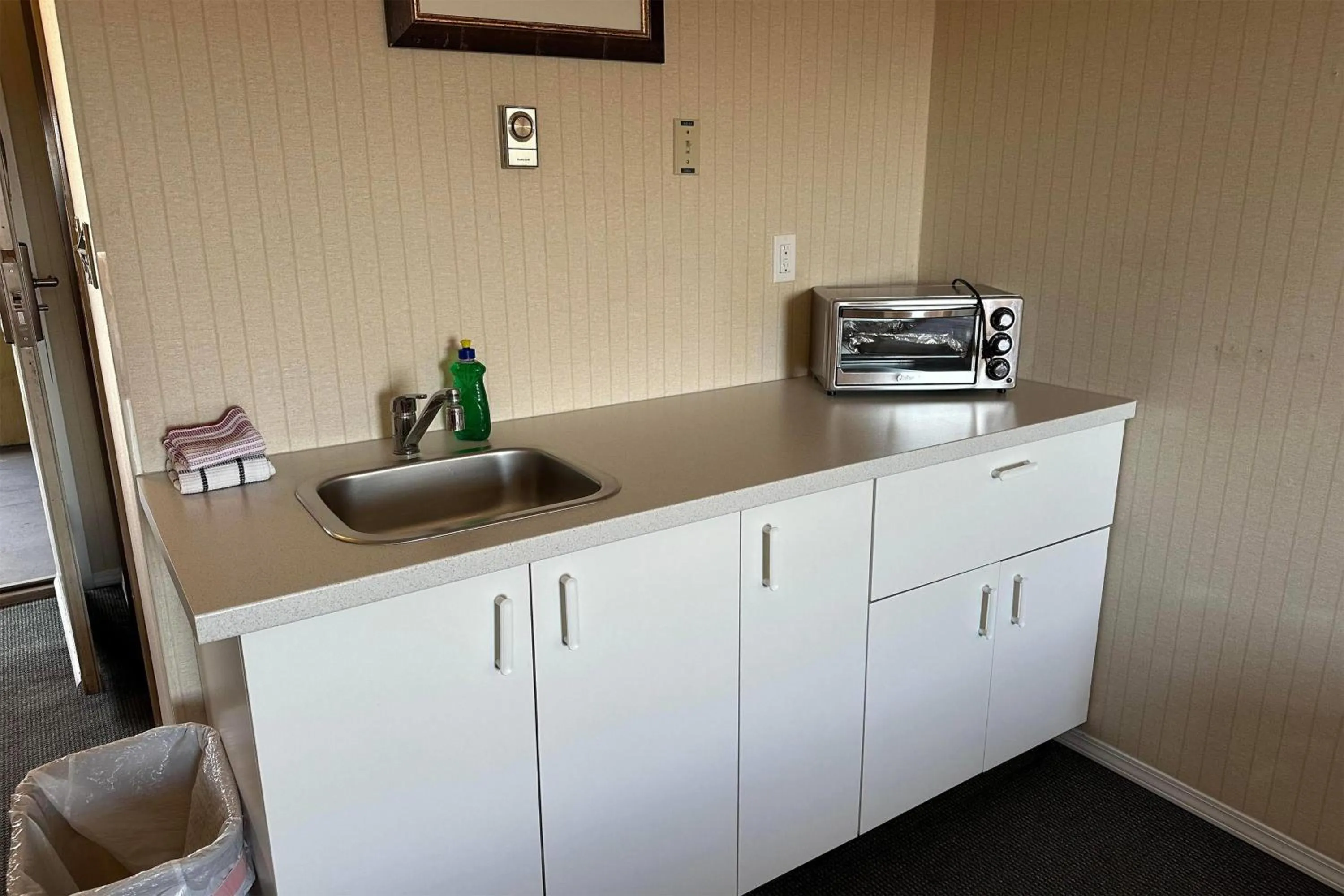 Photo of the whole room in Travelodge by Wyndam Chetwynd