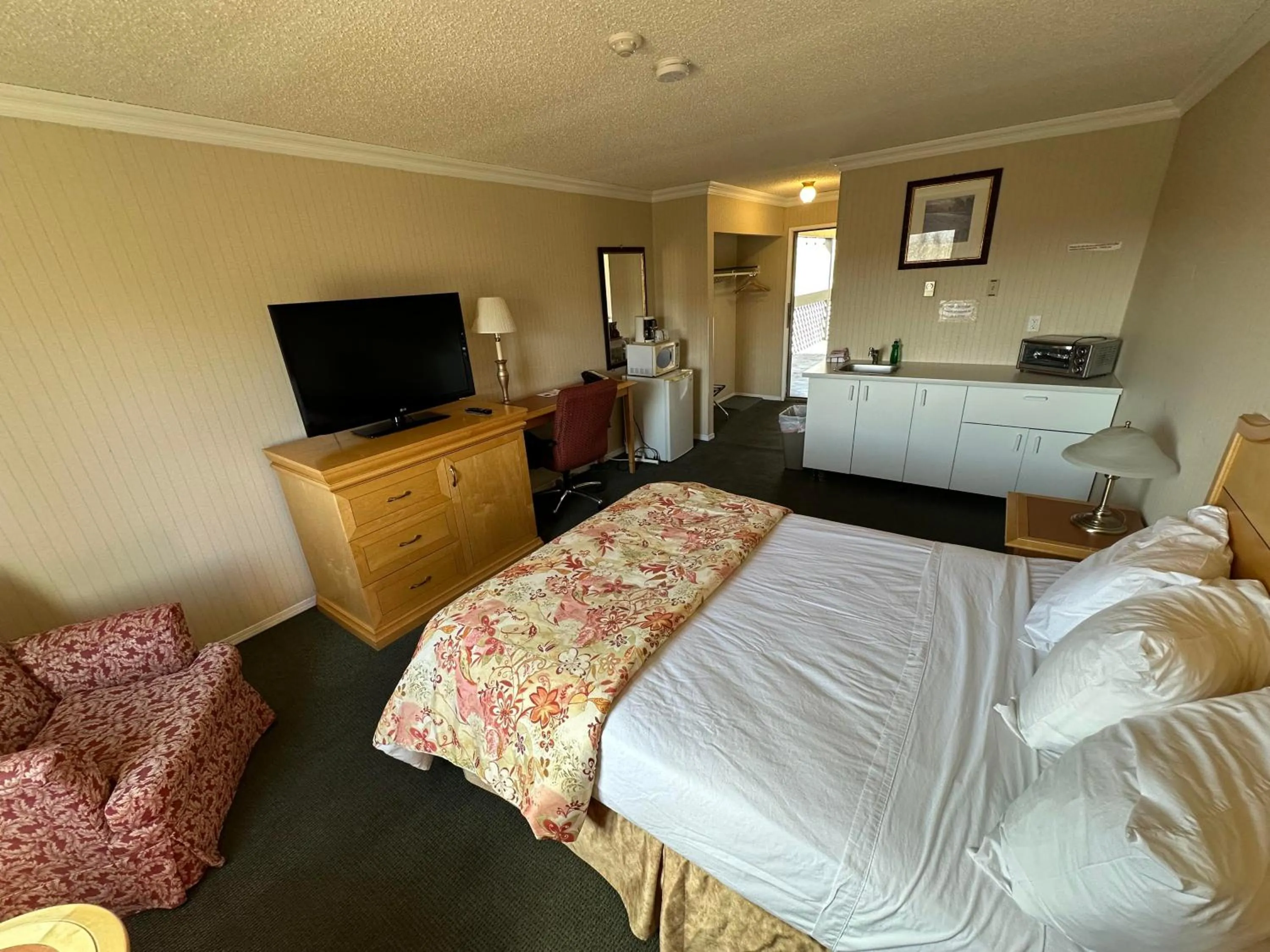 Bed in Travelodge by Wyndam Chetwynd