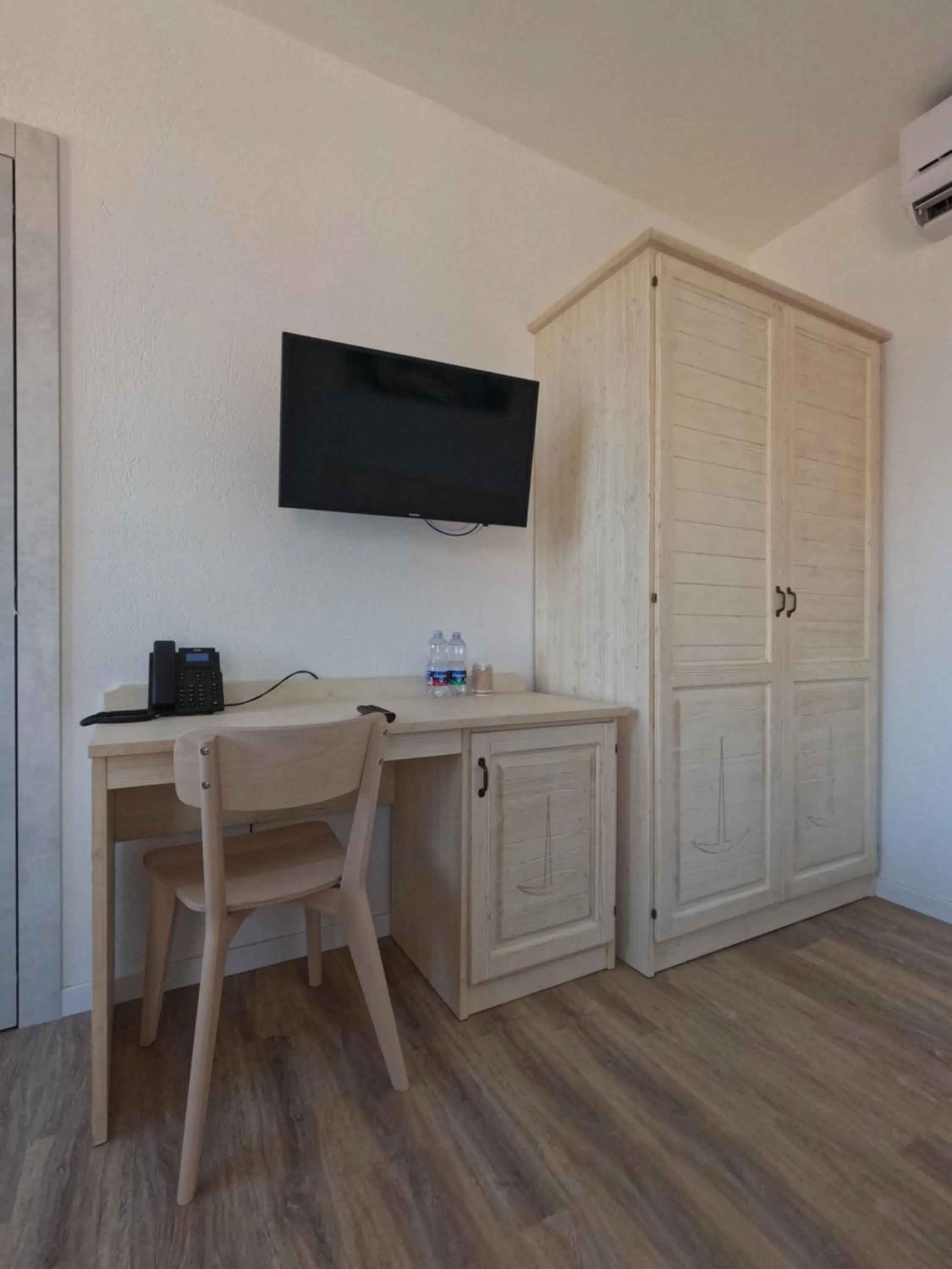 TV and multimedia in Hotel Week End