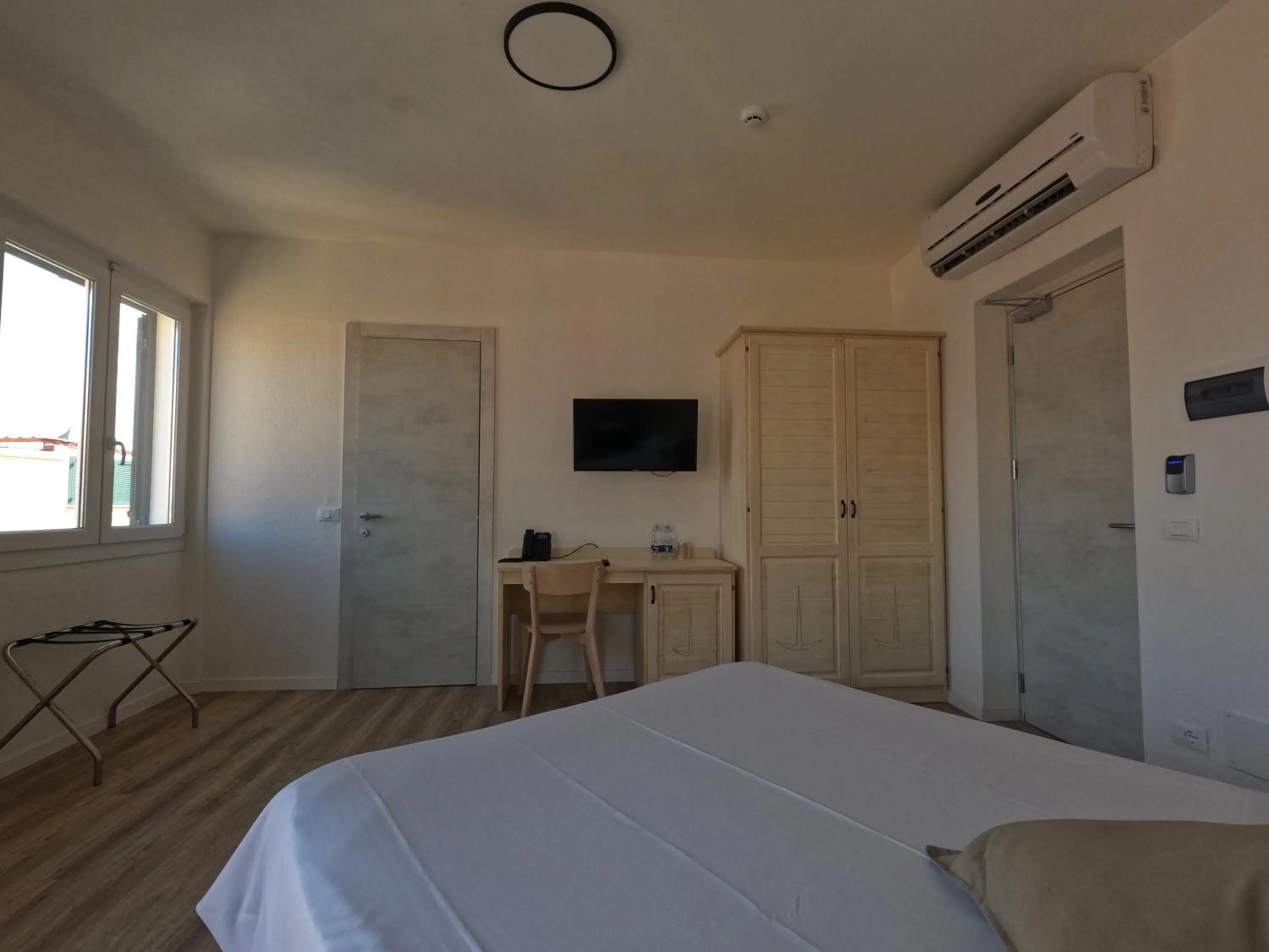 Photo of the whole room, Bed in Hotel Week End