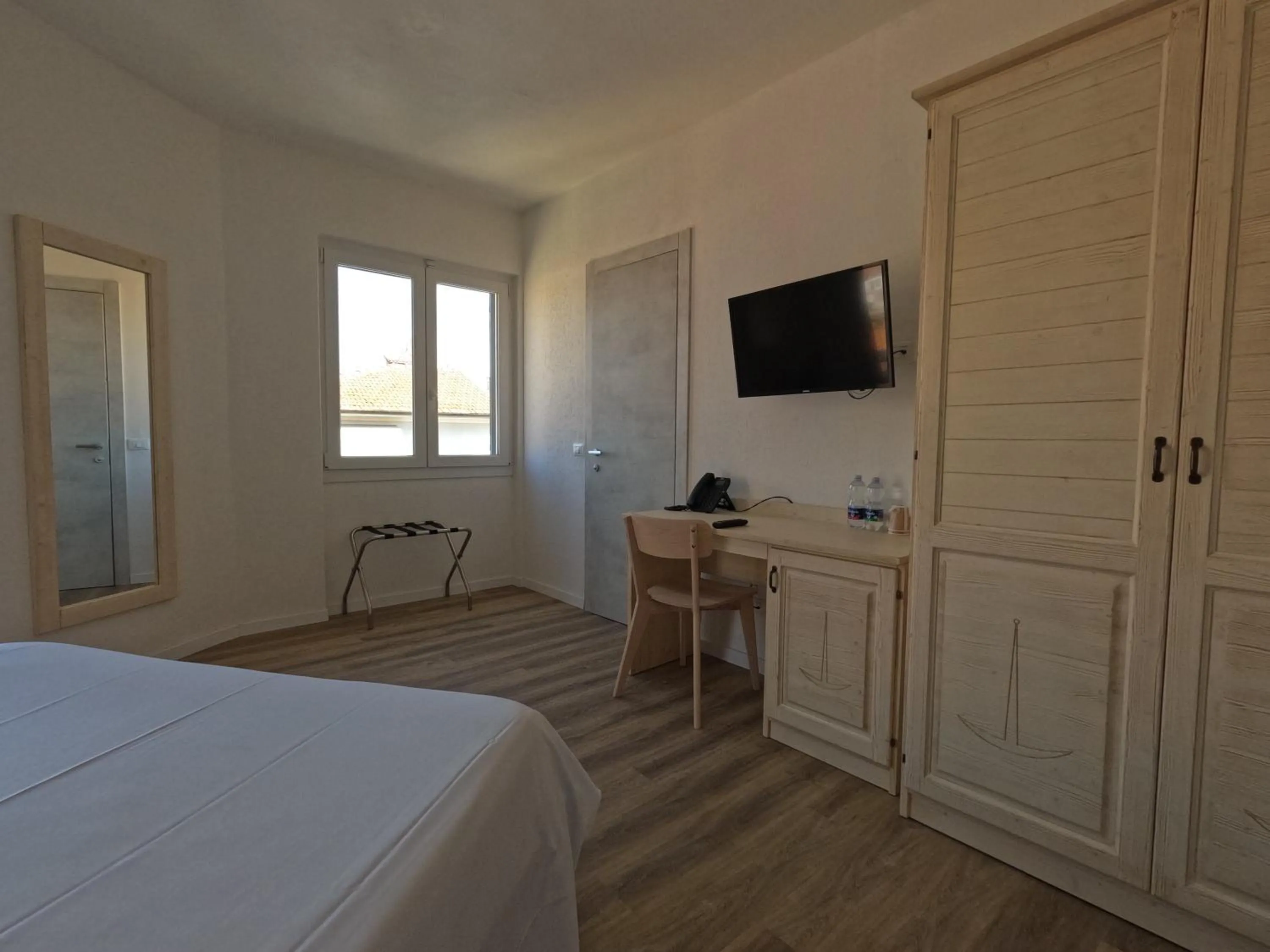 Photo of the whole room, Bed in Hotel Week End