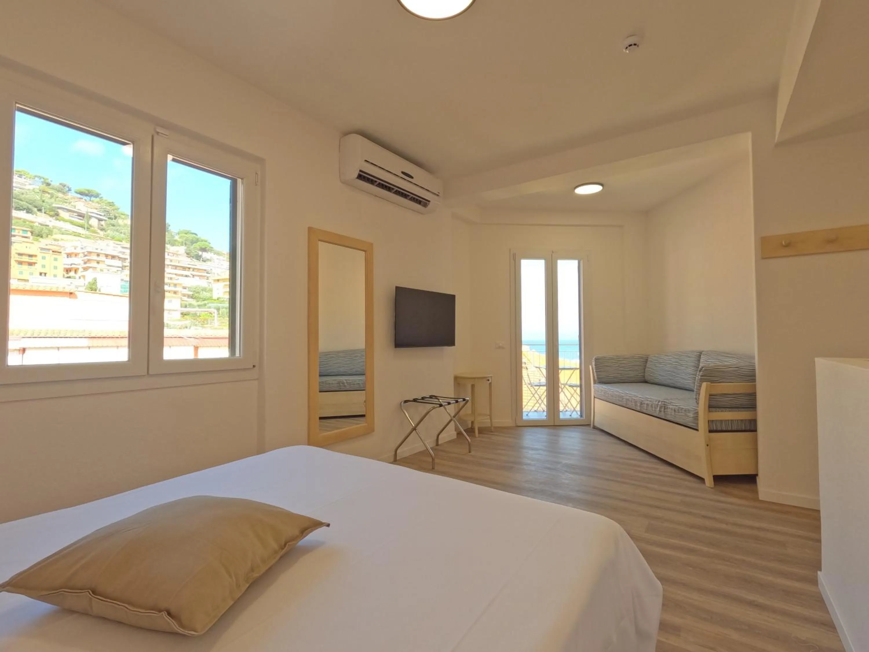 Photo of the whole room, Bed in Hotel Week End