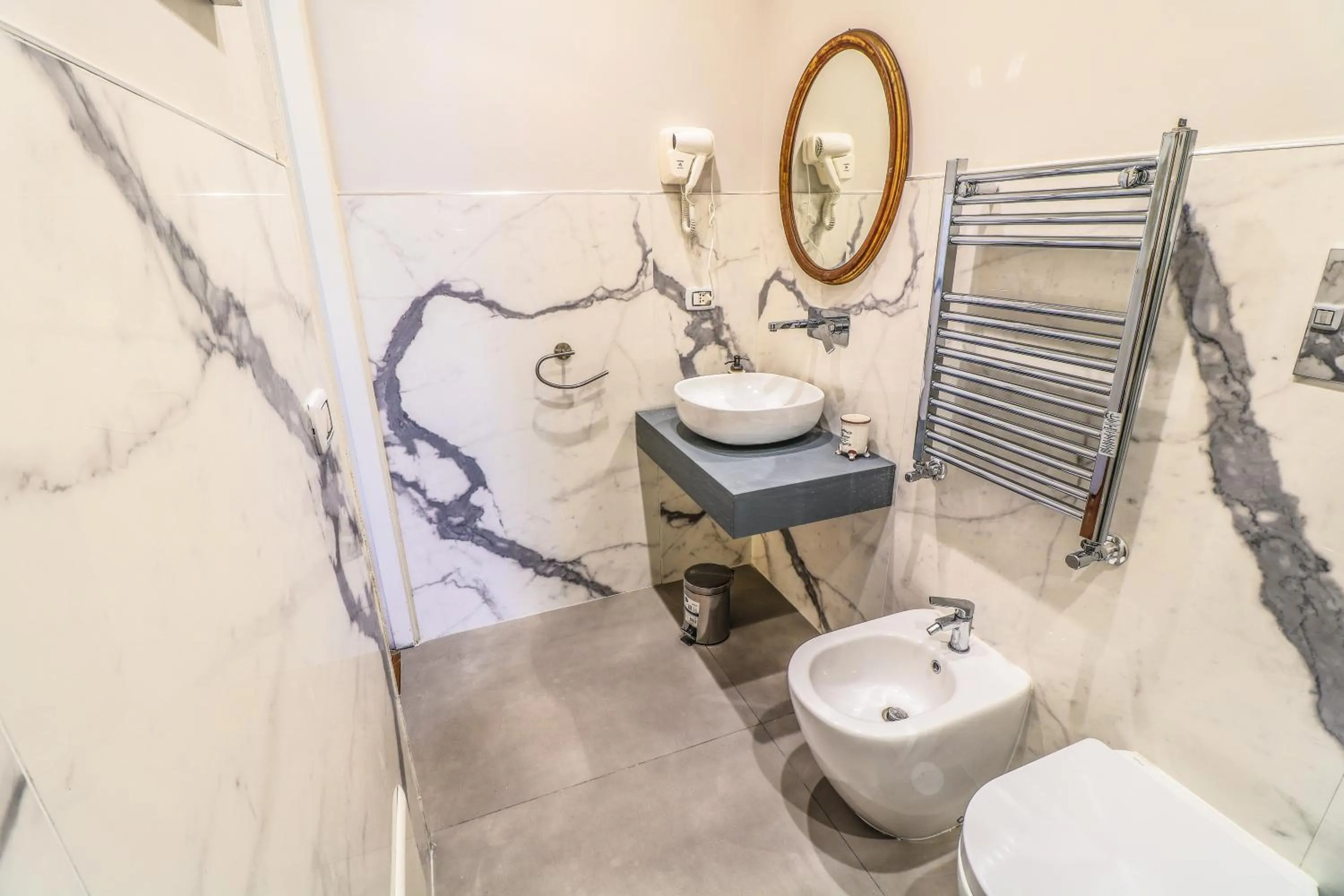 Toilet in Scognamiglio Suites