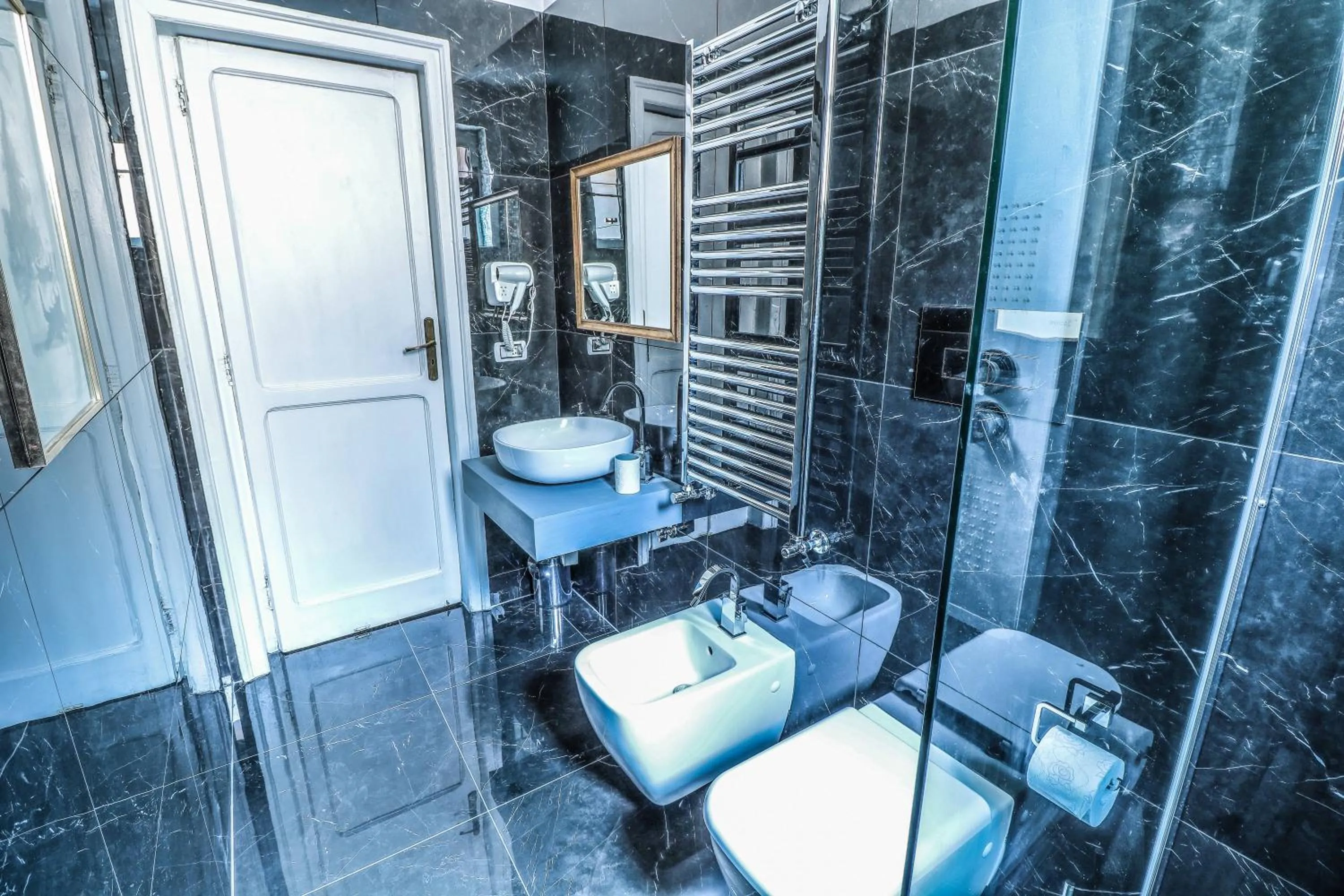 Shower in Scognamiglio Suites