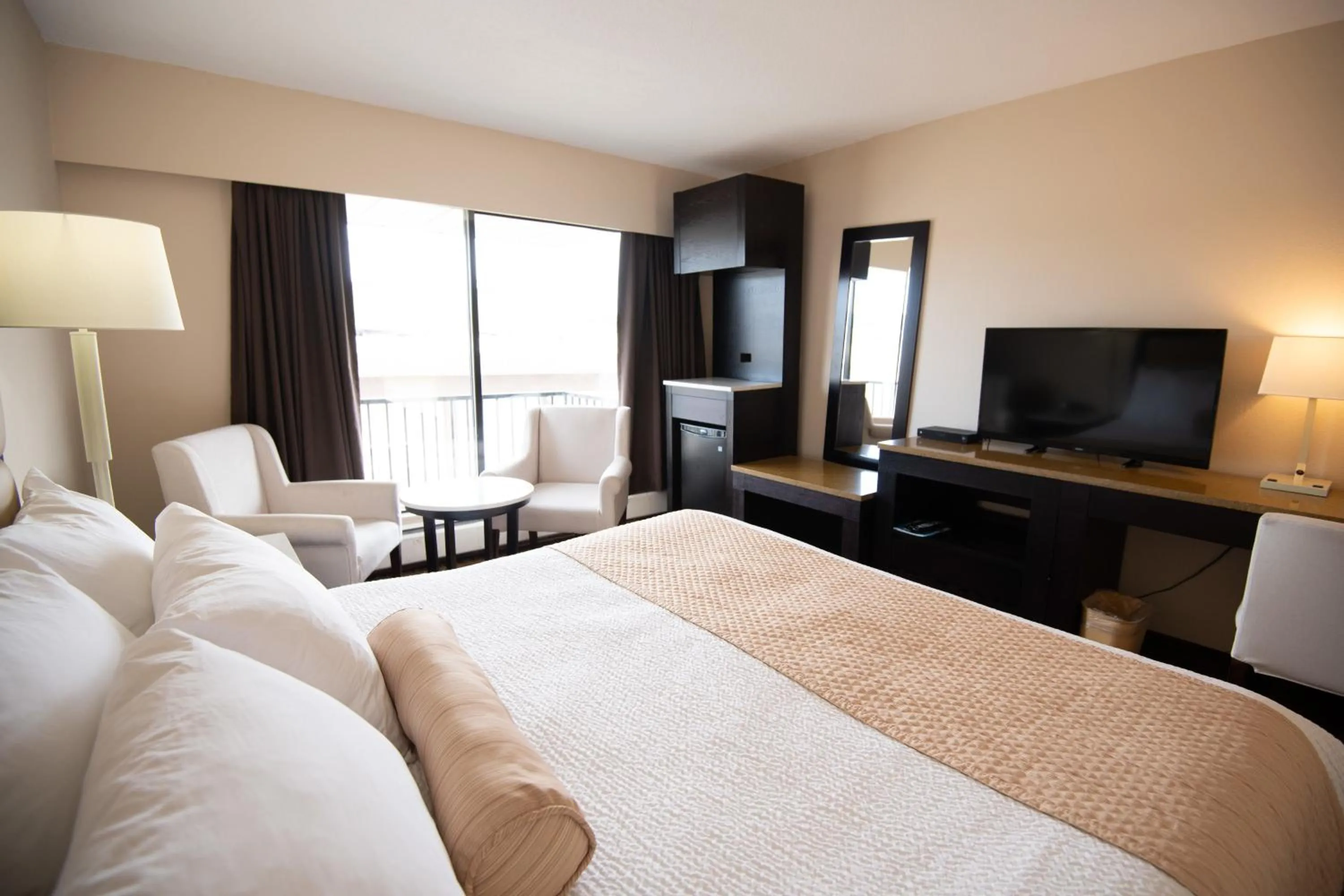 Bed, TV/Entertainment Center in North Star Inn & Suites