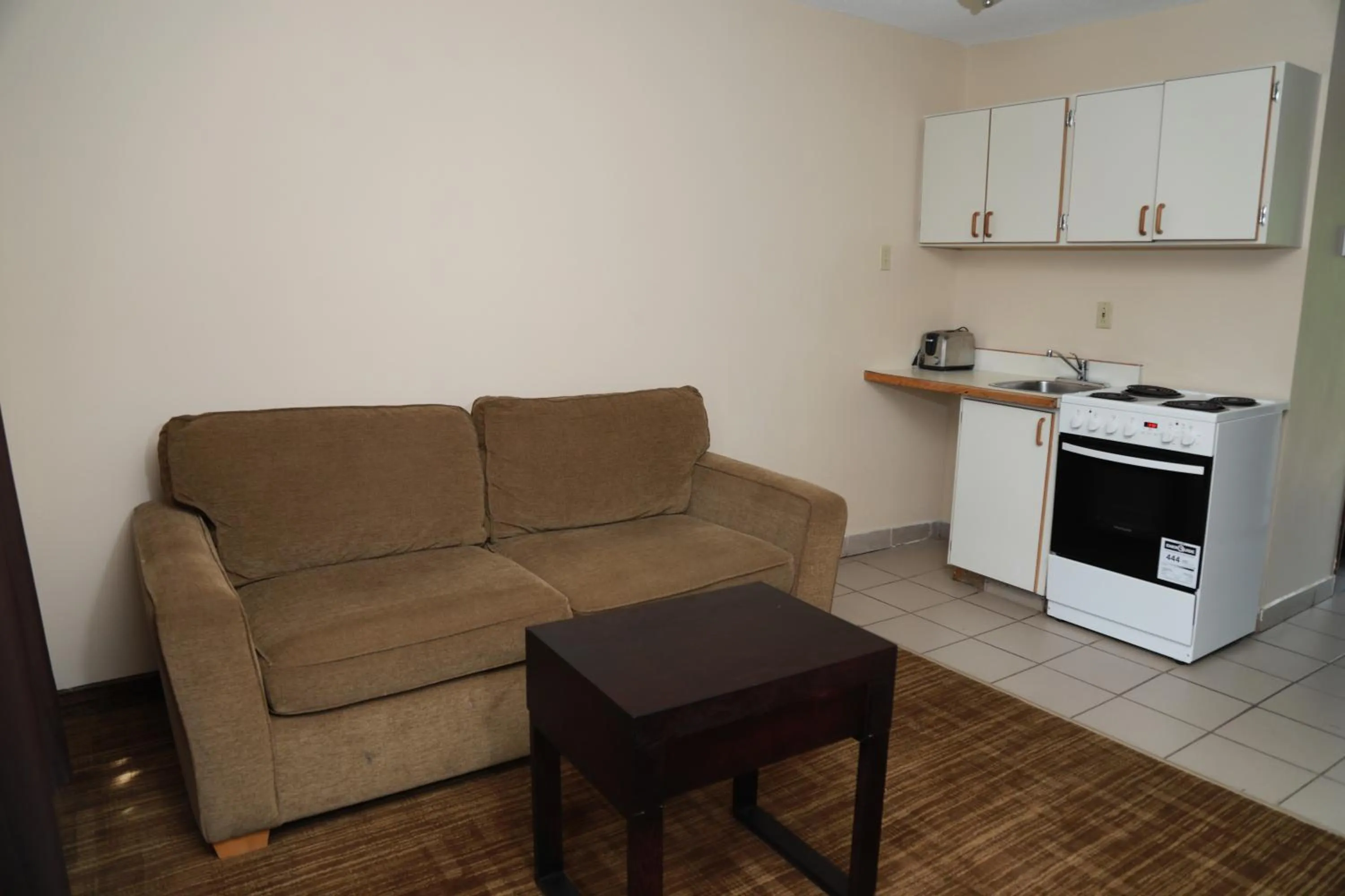 Living room, Kitchen/Kitchenette in North Star Inn & Suites