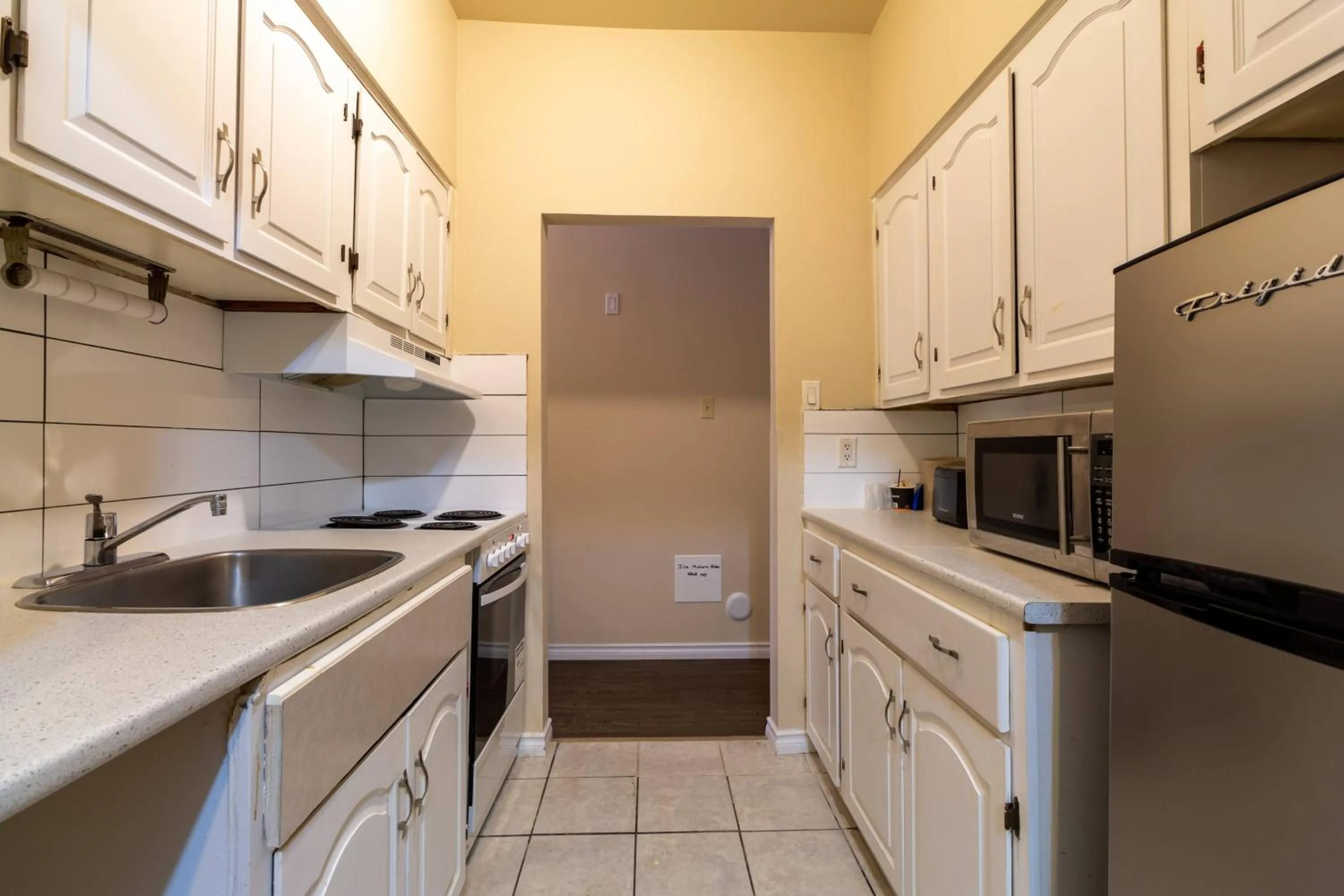 Kitchen or kitchenette, Kitchen/Kitchenette in North Star Inn & Suites