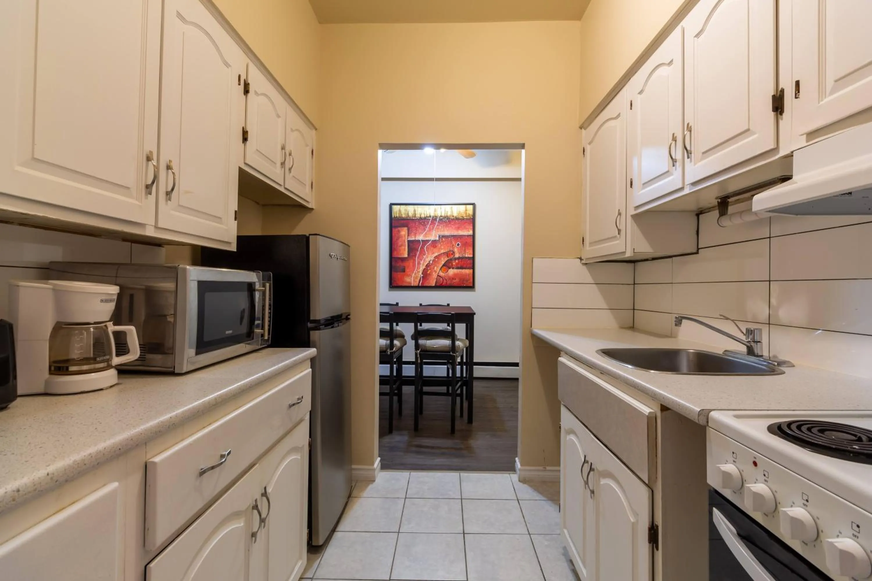 Kitchen or kitchenette, Kitchen/Kitchenette in North Star Inn & Suites