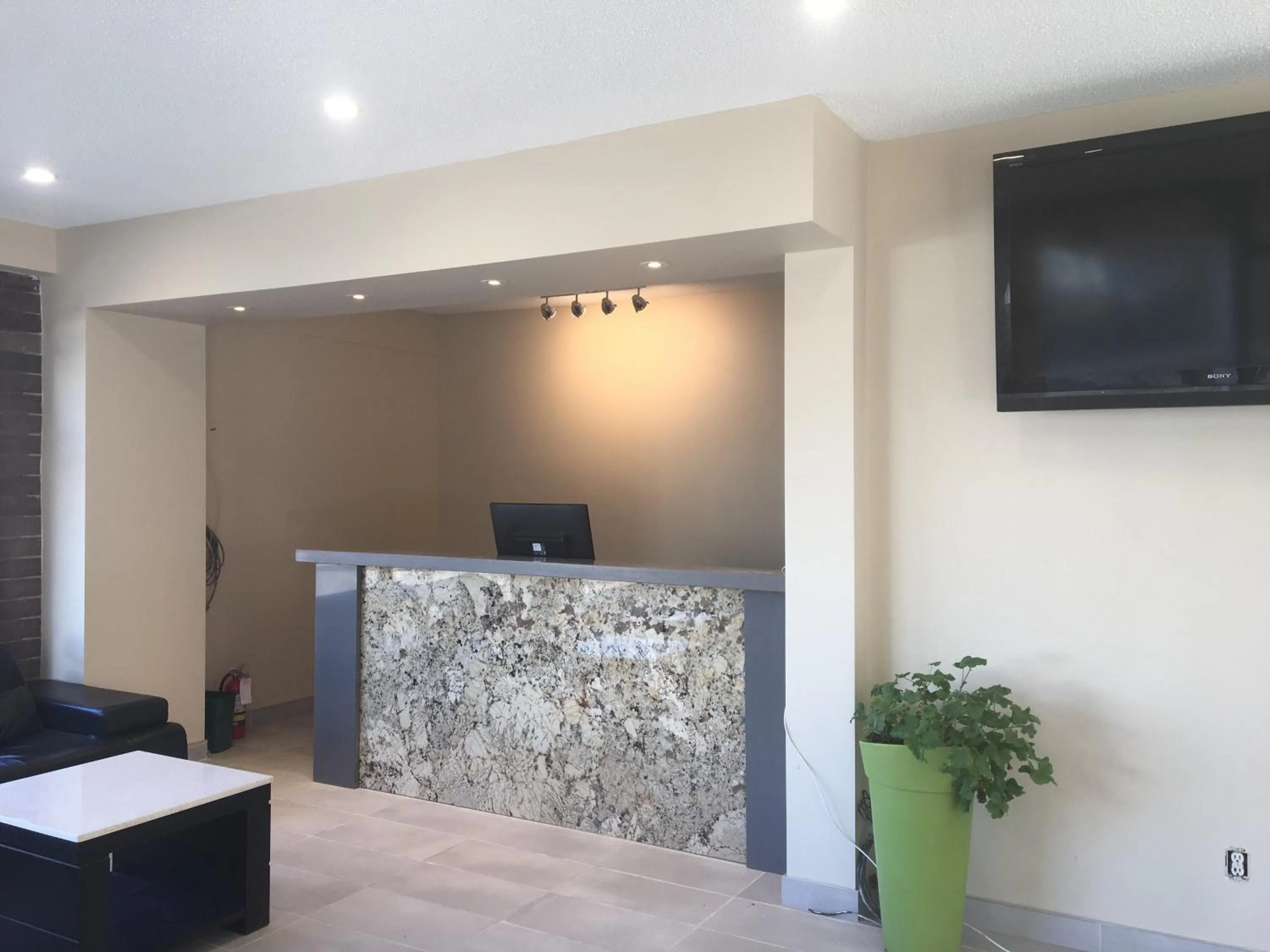 Lobby or reception, TV/Entertainment Center in North Star Inn & Suites