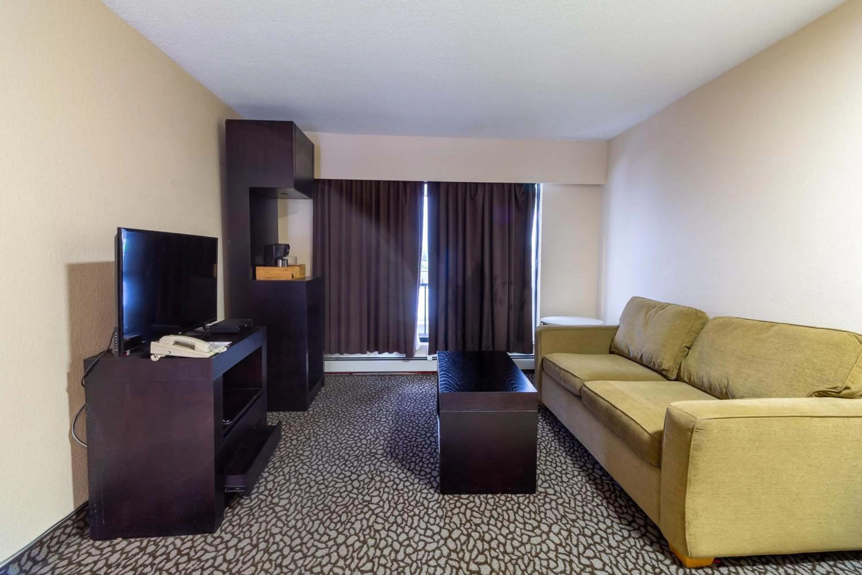 TV and multimedia, Seating Area in North Star Inn & Suites