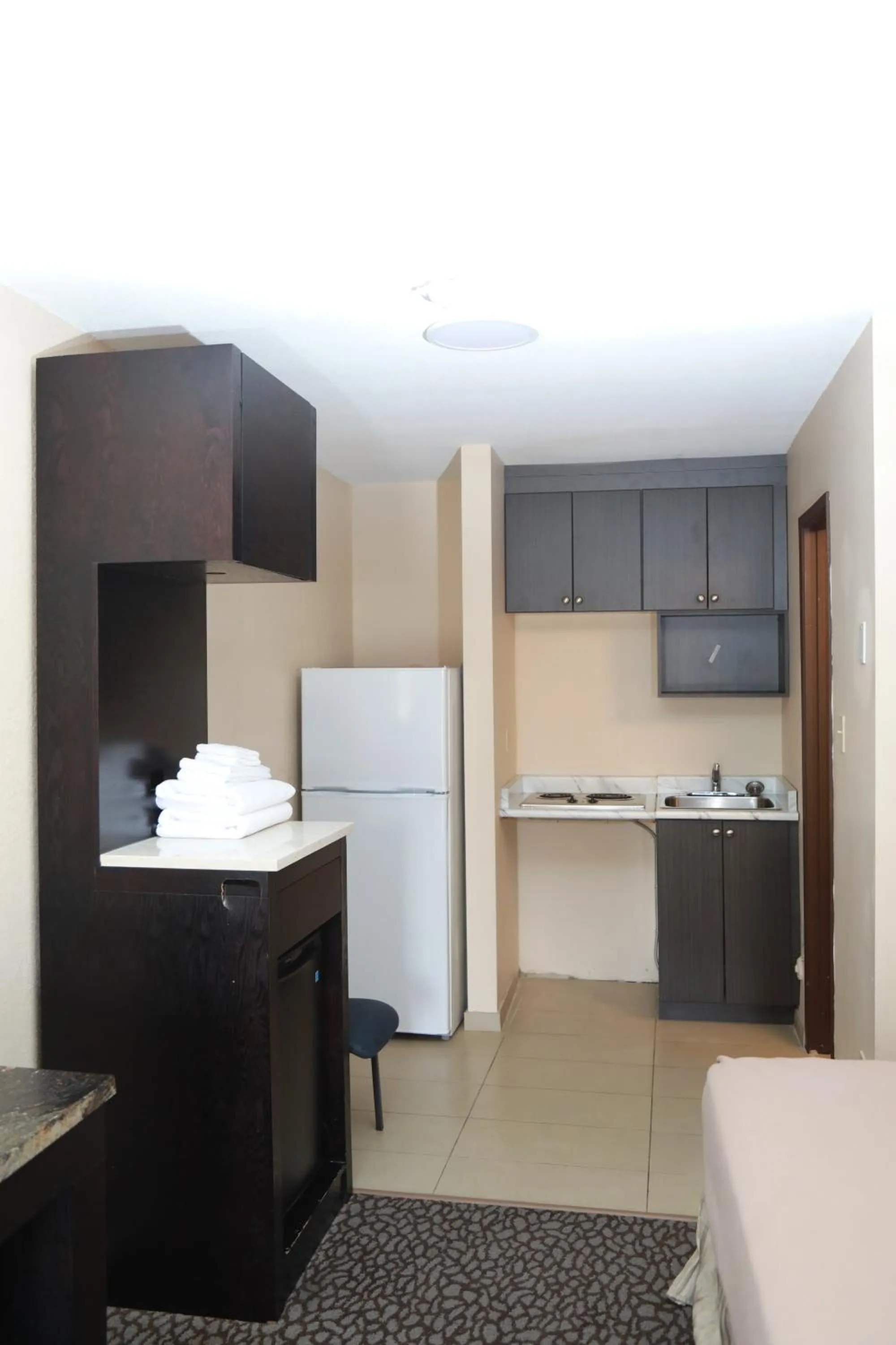 Kitchen or kitchenette, Kitchen/Kitchenette in North Star Inn & Suites