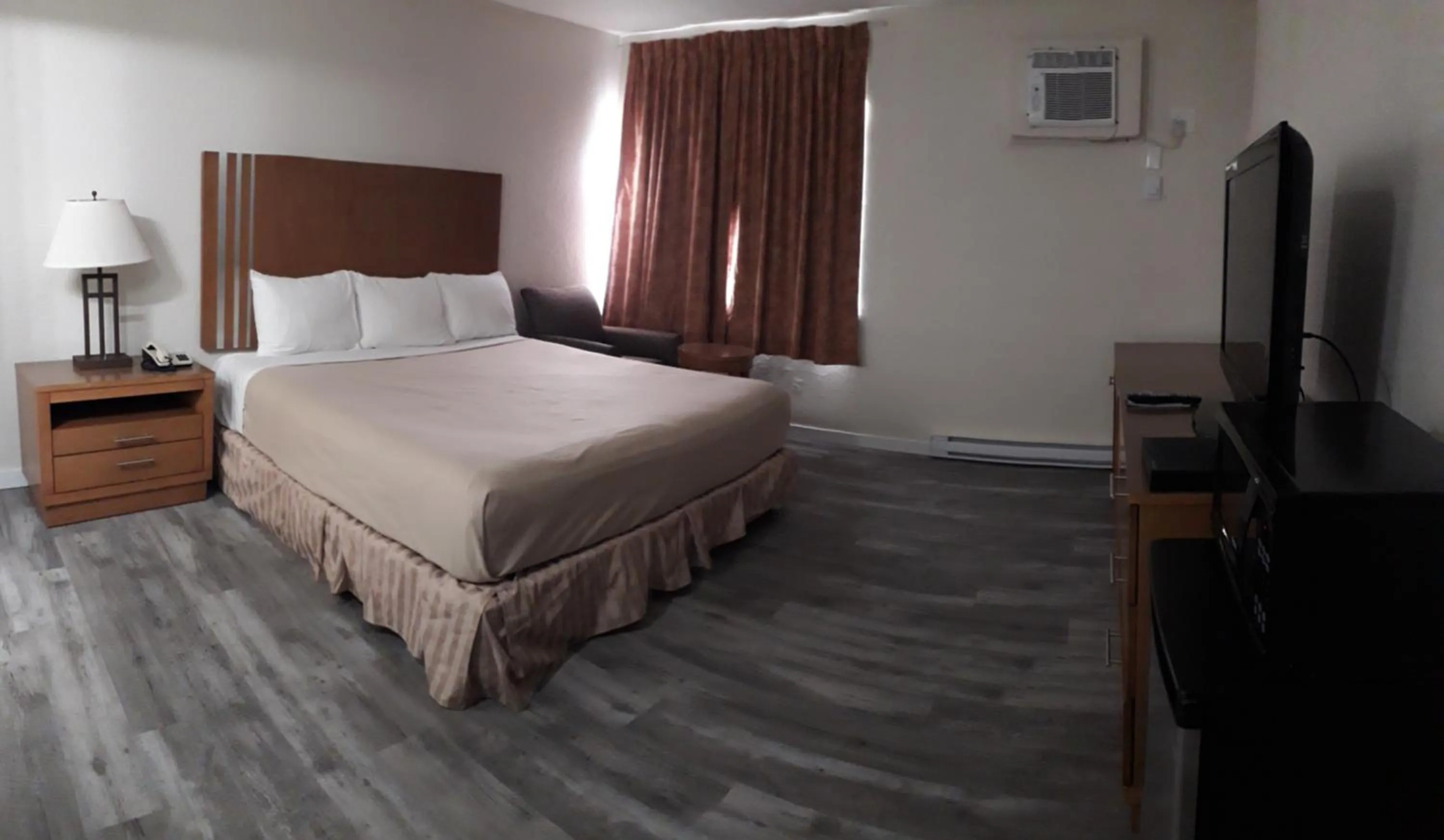 Bed in North Star Inn & Suites