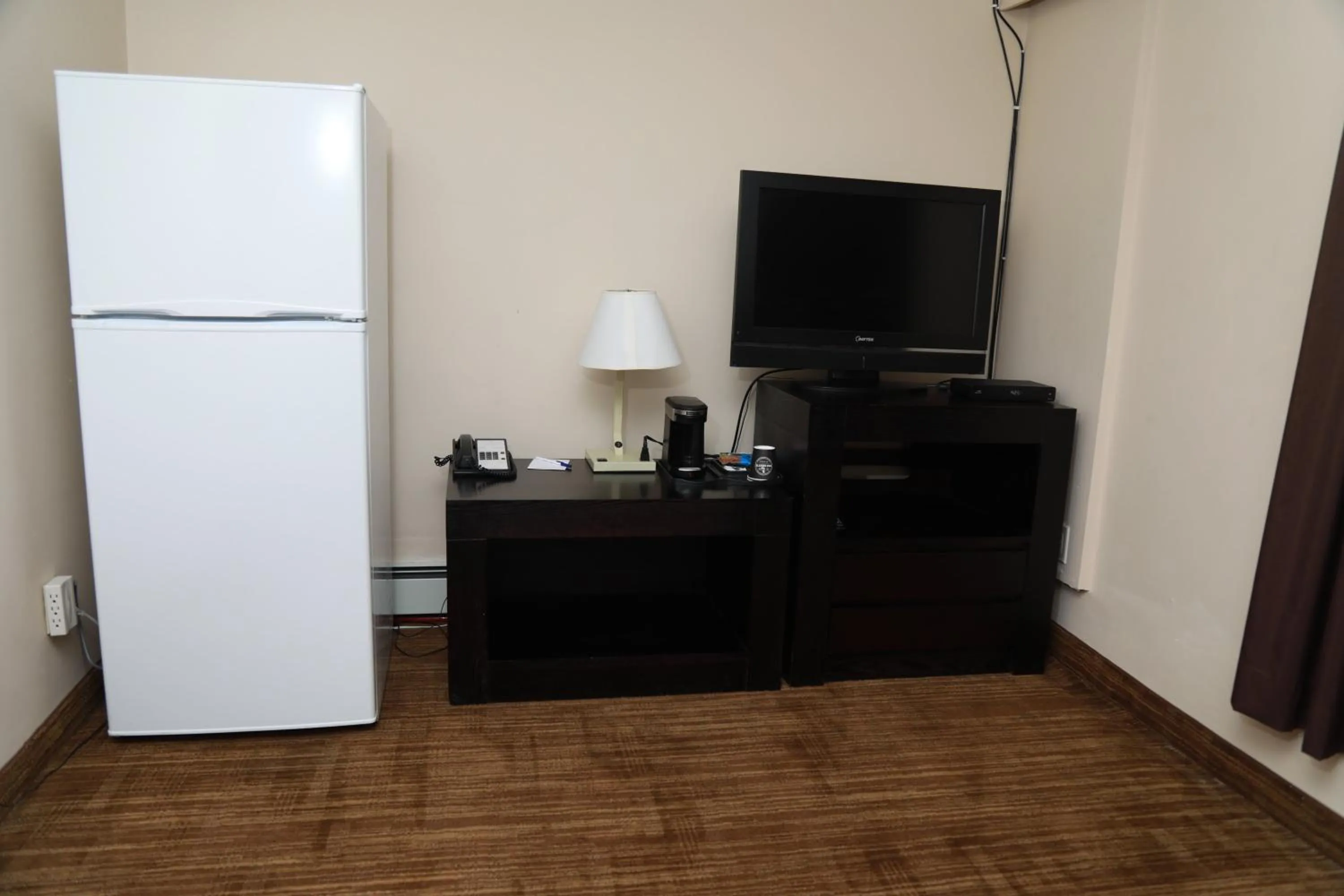Living room, TV/Entertainment Center in North Star Inn & Suites