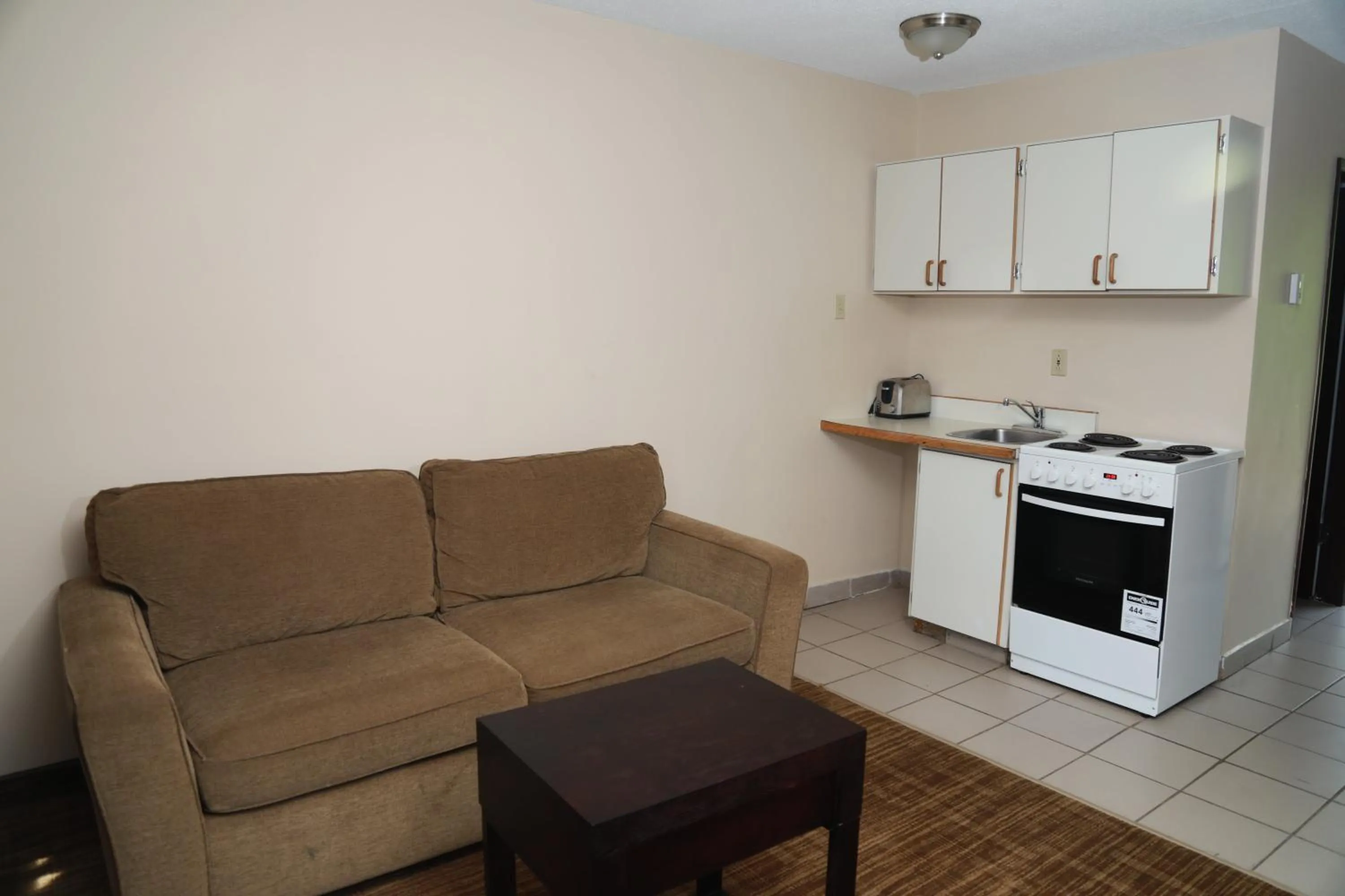 Living room, Kitchen/Kitchenette in North Star Inn & Suites