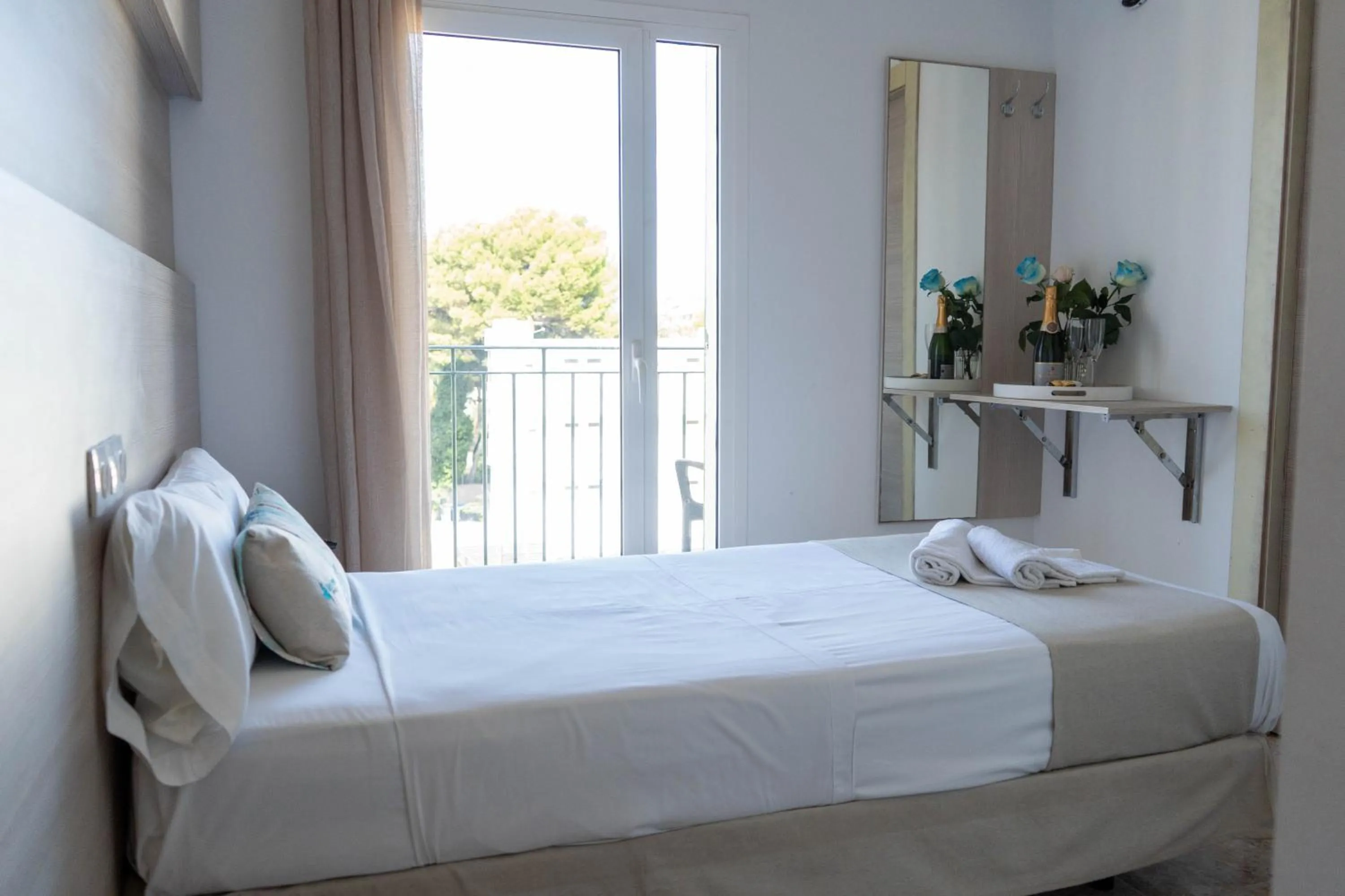 Bed in Coral beach house & food