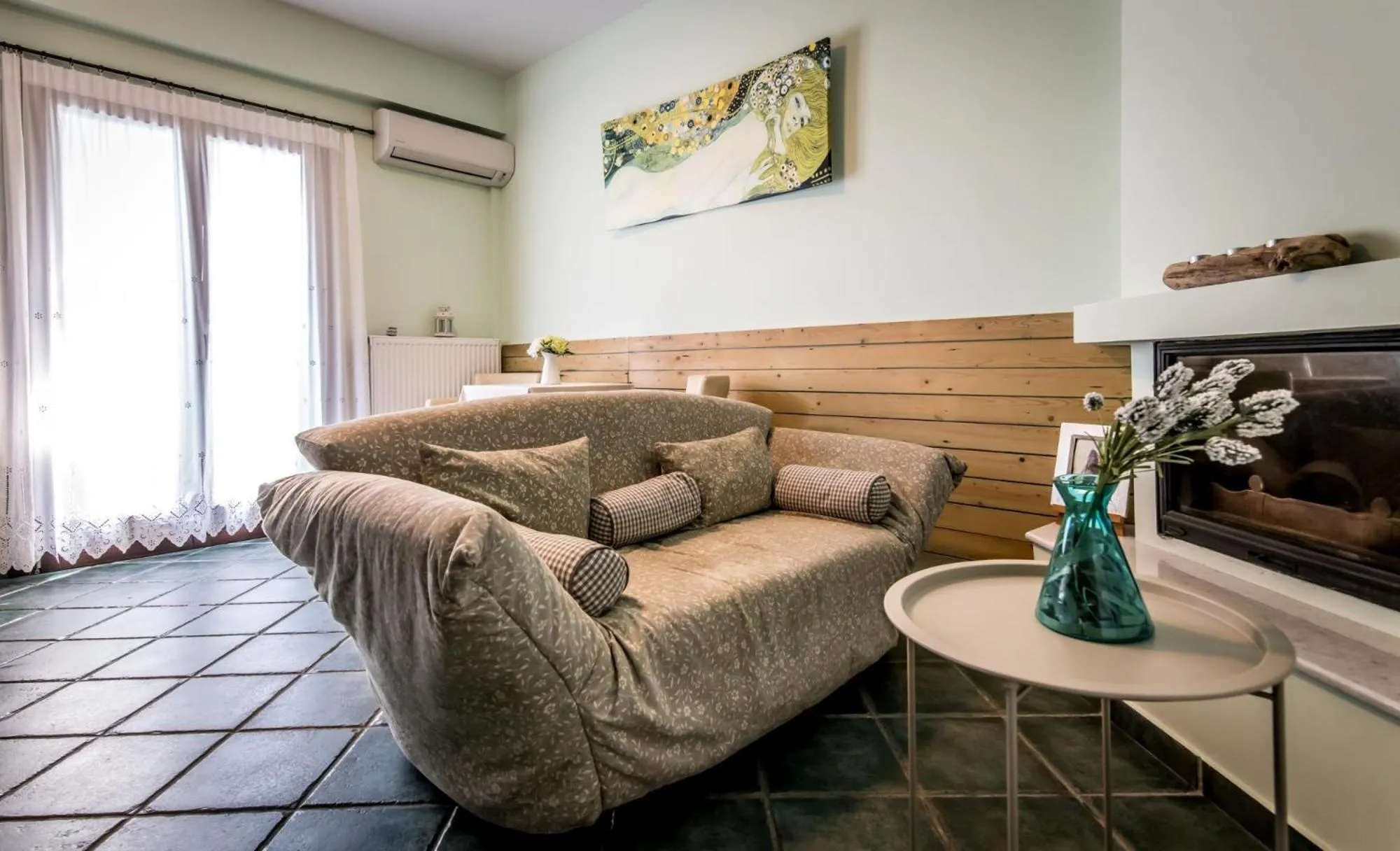 Seating area in Nymfes