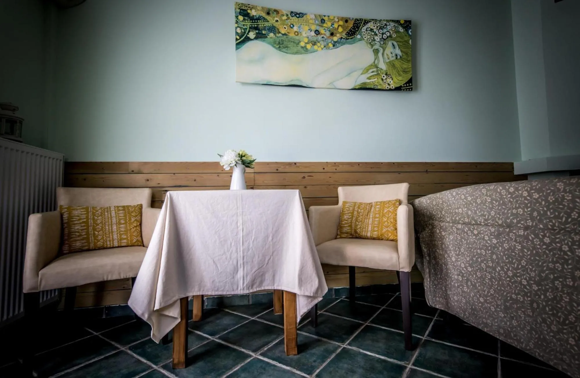 Seating area in Nymfes