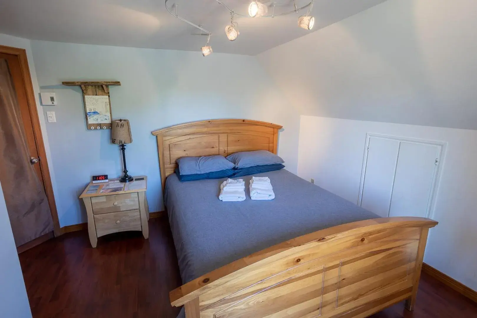 Queen Room in Gîte B&B - Aubergélit inc Queen Room in Gîte B&B - Aubergélit inc