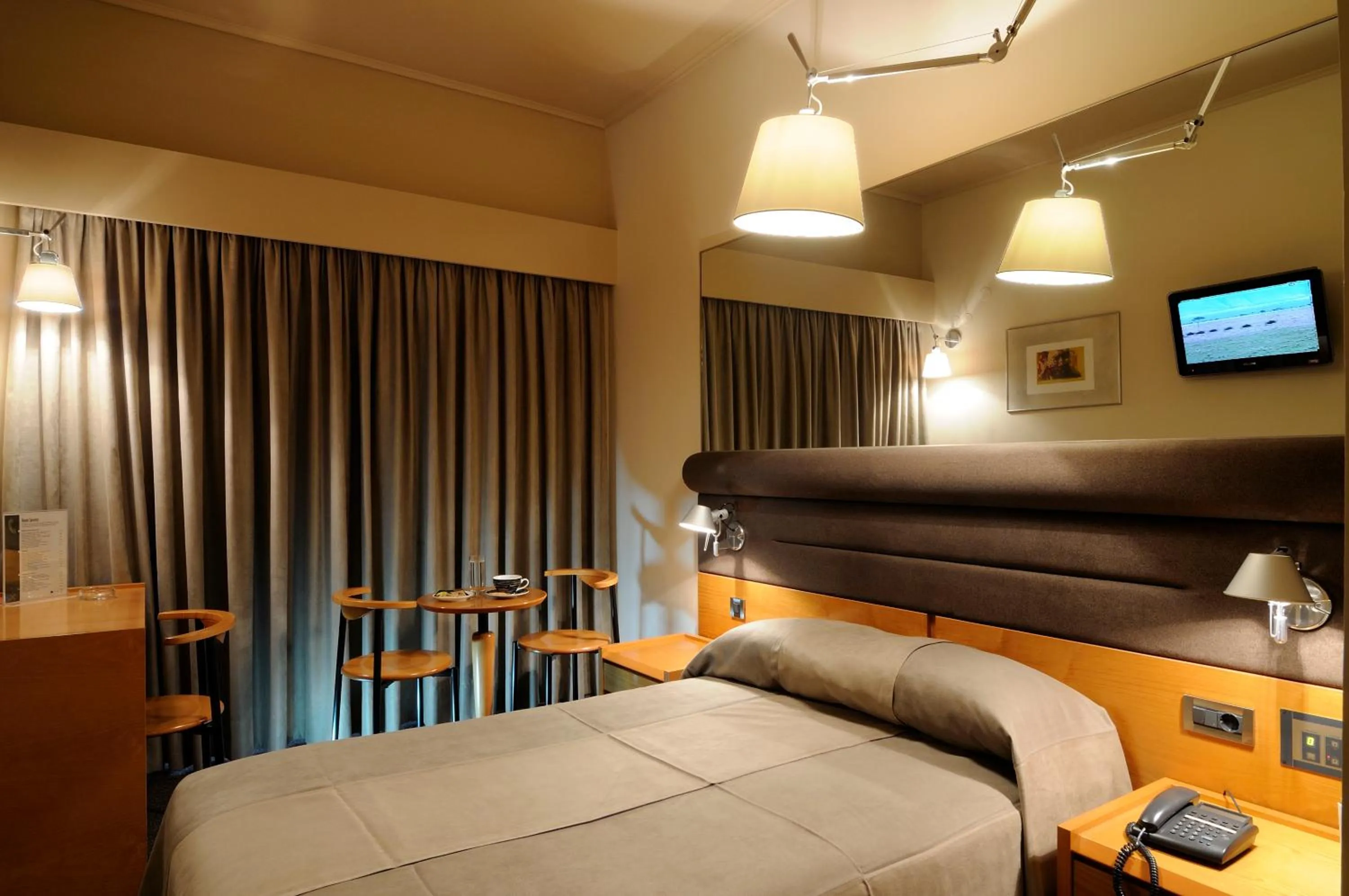 Photo of the whole room, Bed in Maniatis Hotel