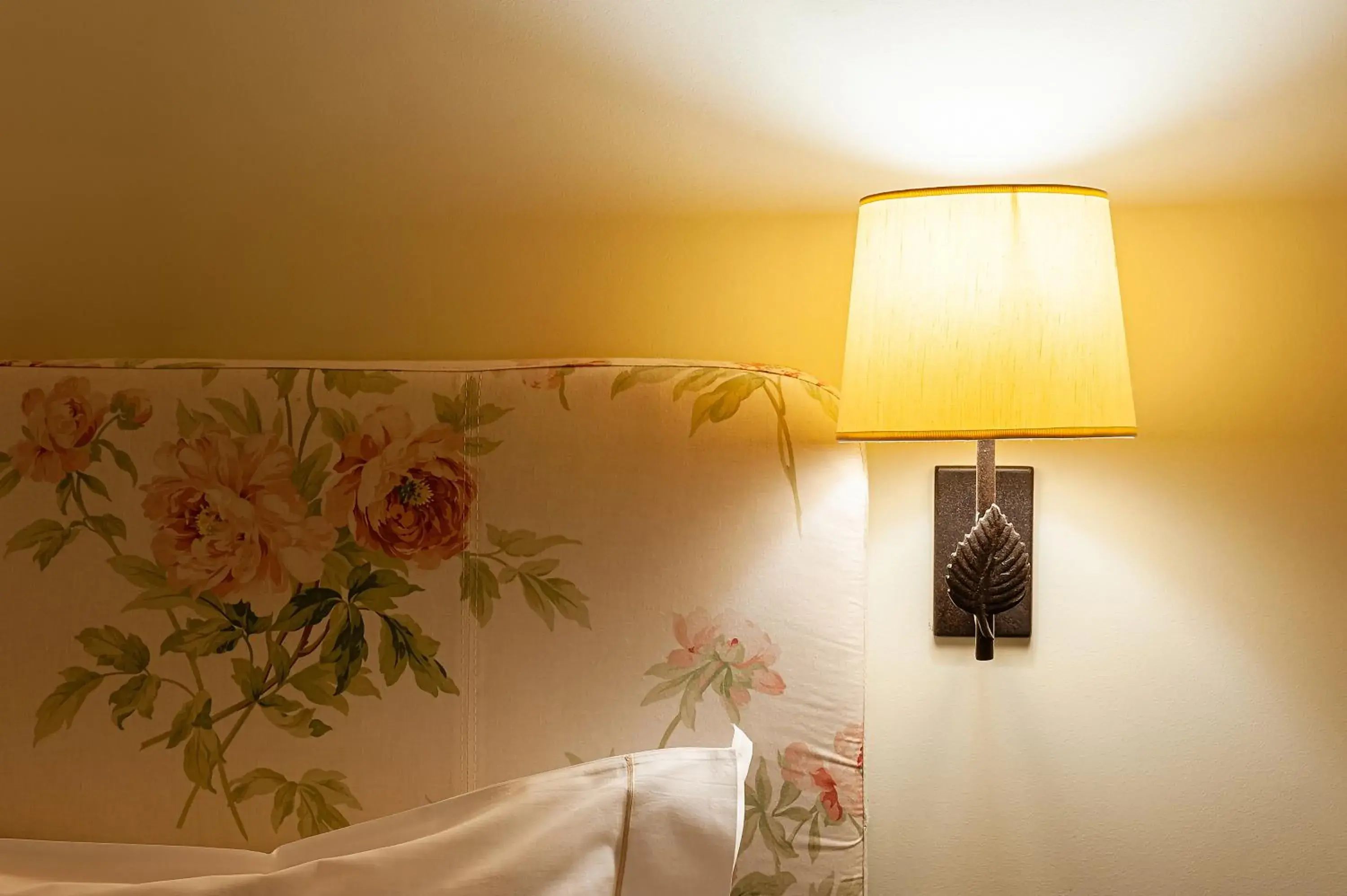 Decorative detail, Bed in Al Segnavento - Fiori&Frutti Decorative detail, Bed in Al Segnavento - Fiori&Frutti