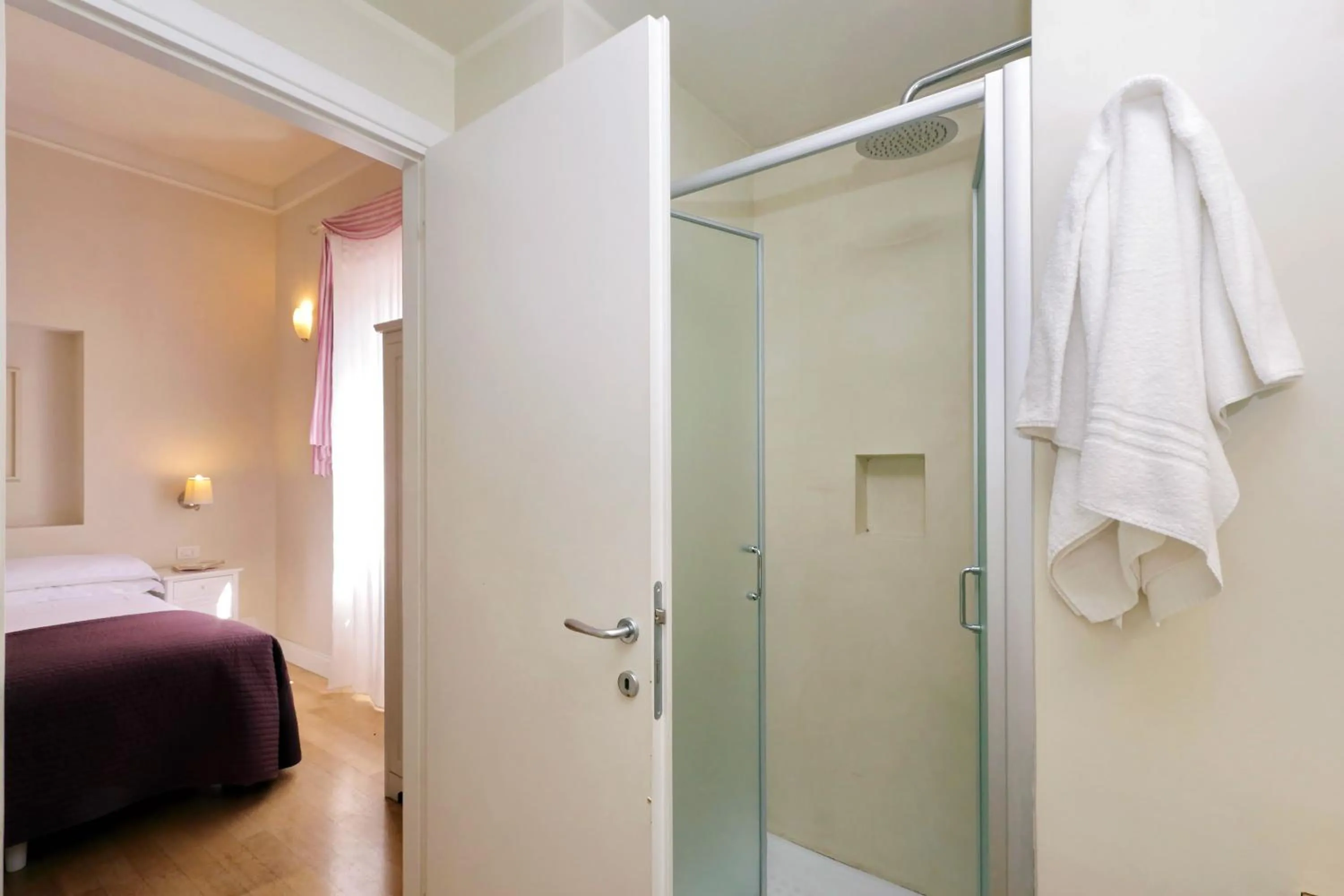 Shower, Bed in Guest House Amaranto Romano