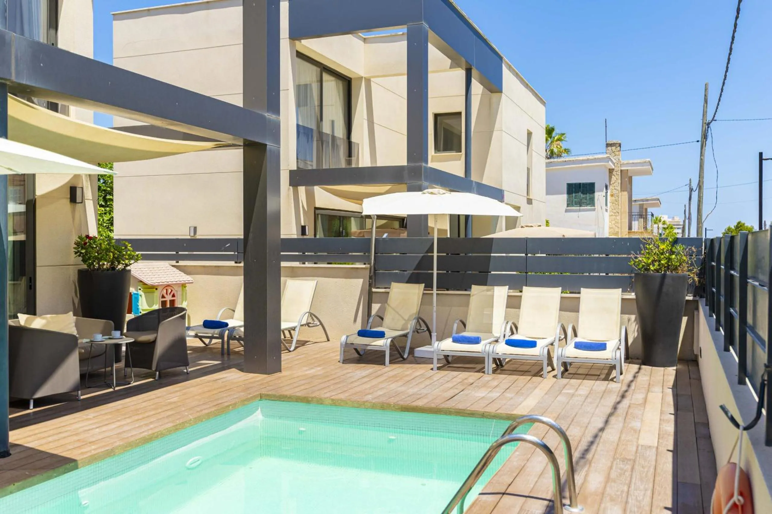 Swimming pool in Villa Jade I