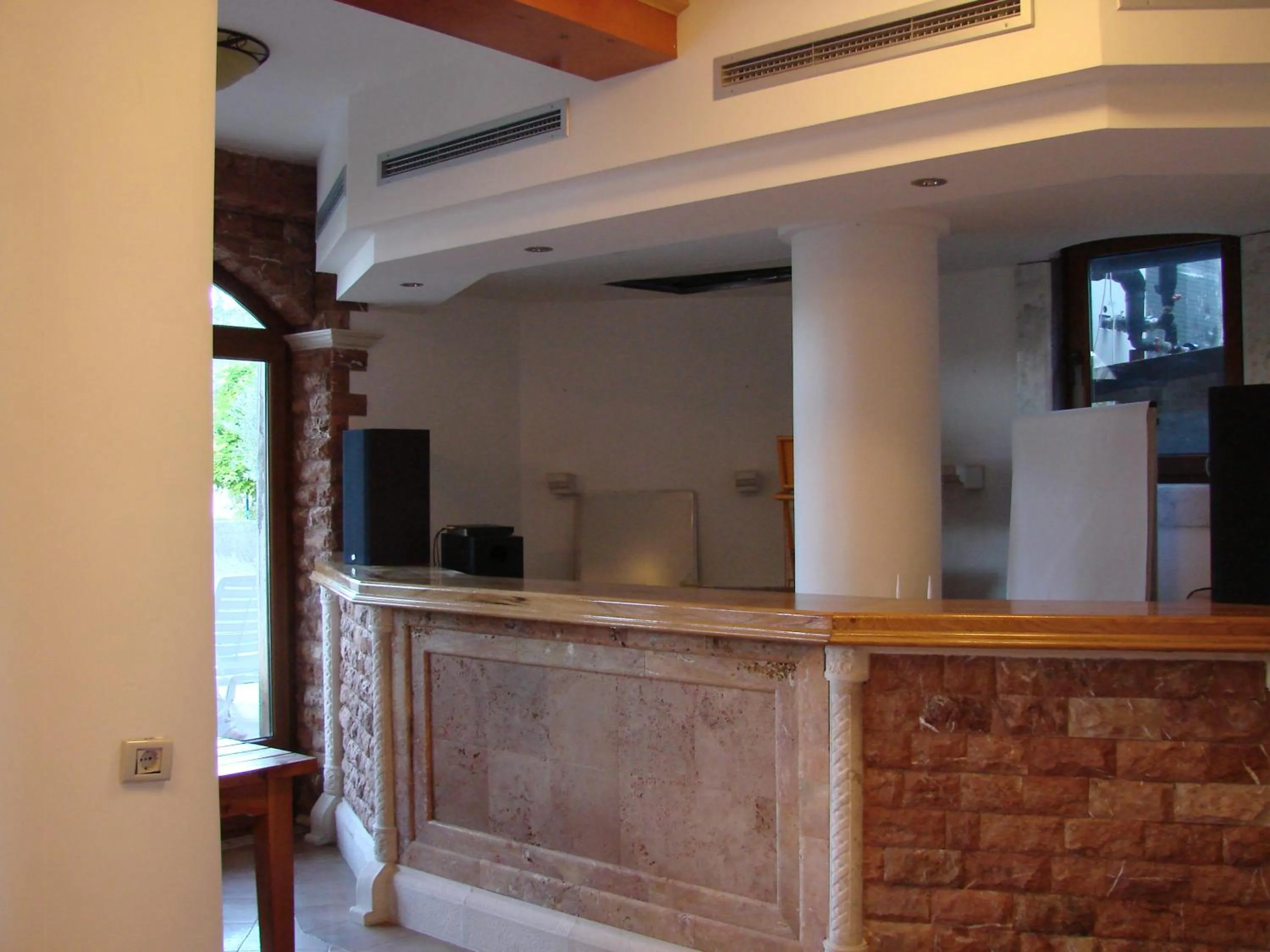 Restaurant/places to eat in Apartments and Rooms Levantin Inn