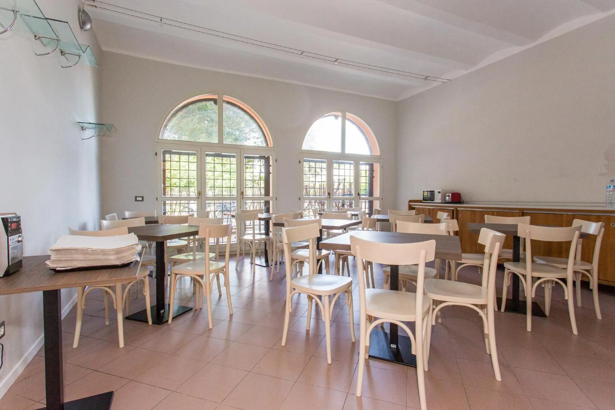 Restaurant/places to eat in Student's Hostel Estense