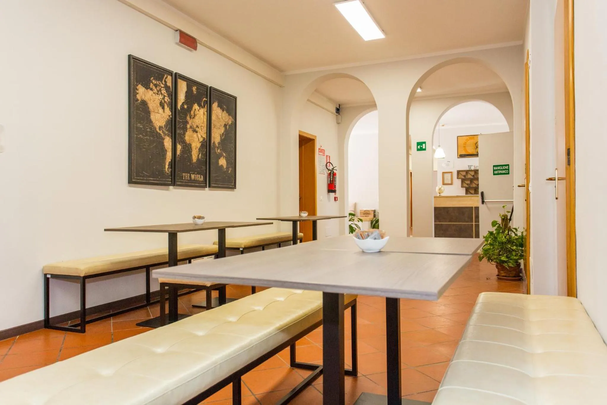 Restaurant/places to eat in Student's Hostel Estense