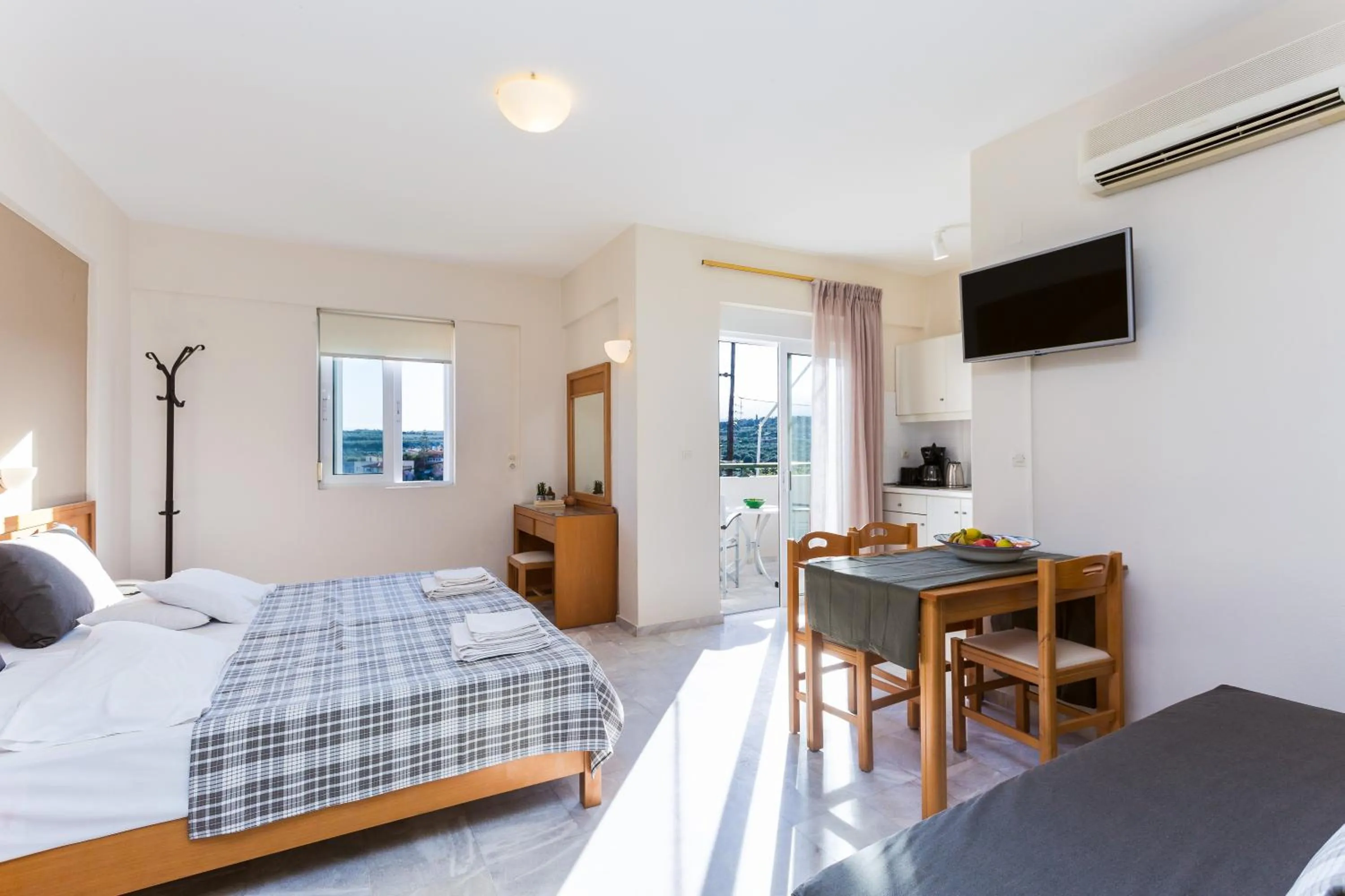 Dining area, Bed in Radamanthy's Hotel Apartments