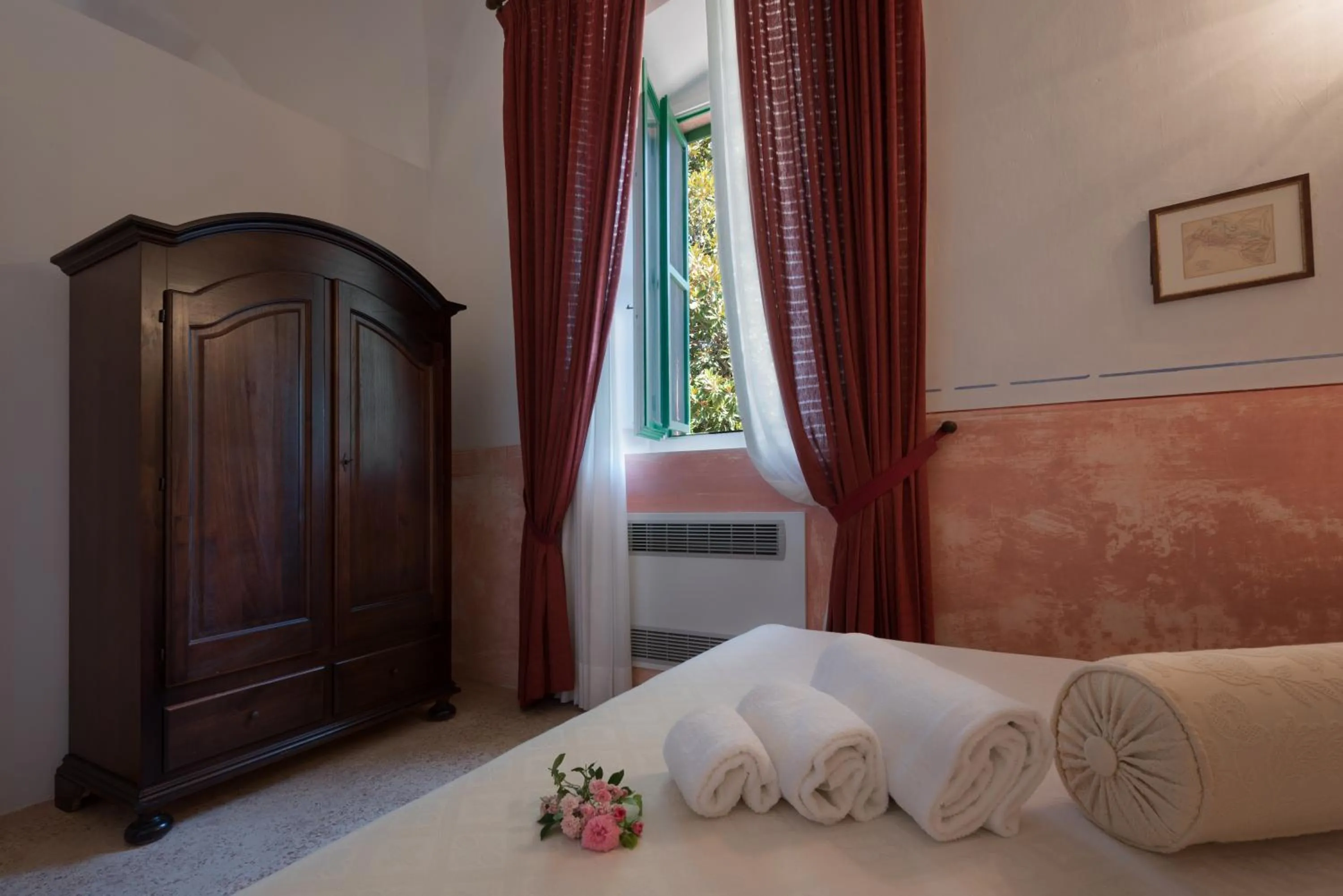 Photo of the whole room, Bed in Palazzo Laura