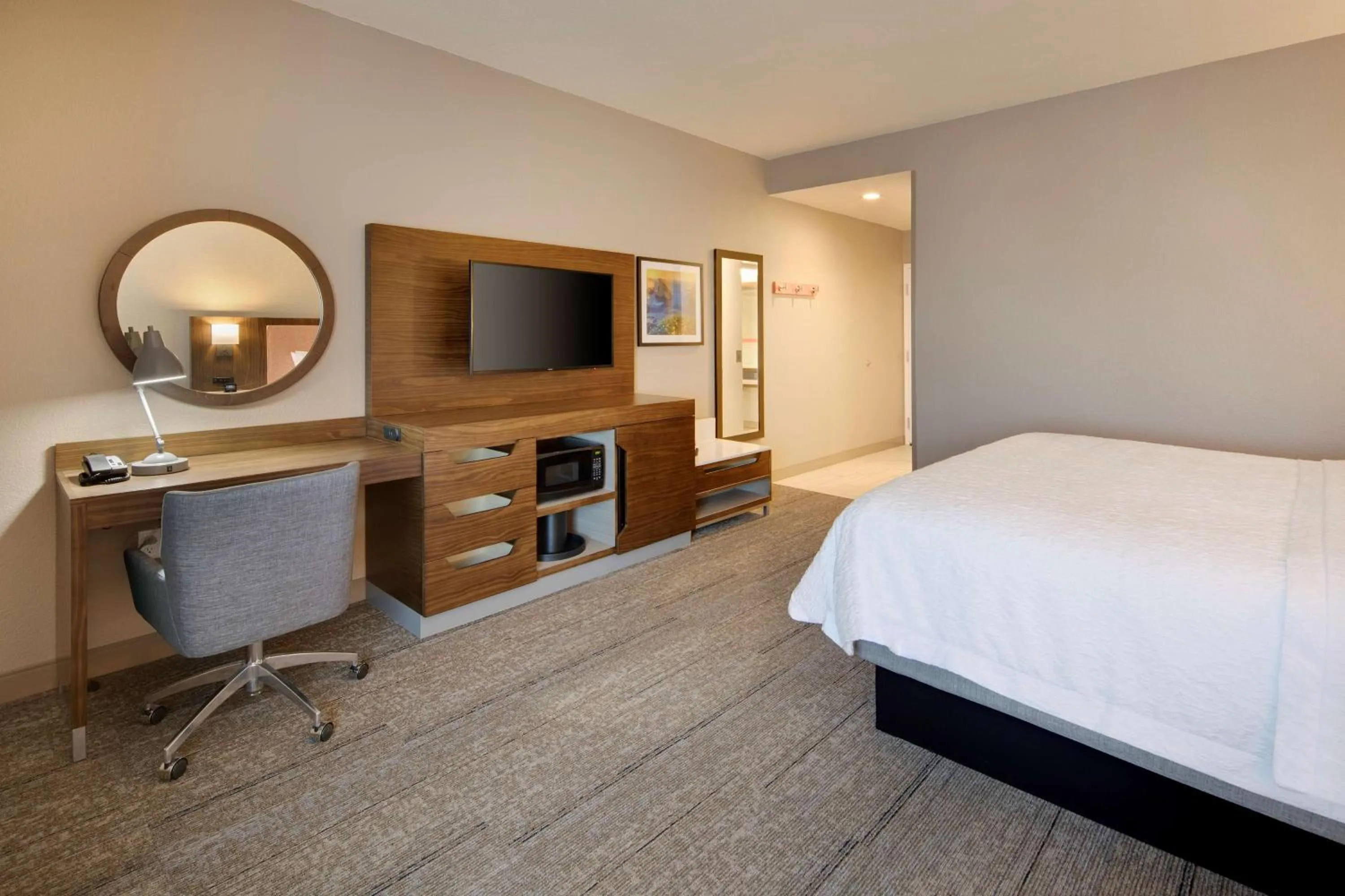 Bedroom, Bed in Hampton Inn Santa Cruz West, Ca