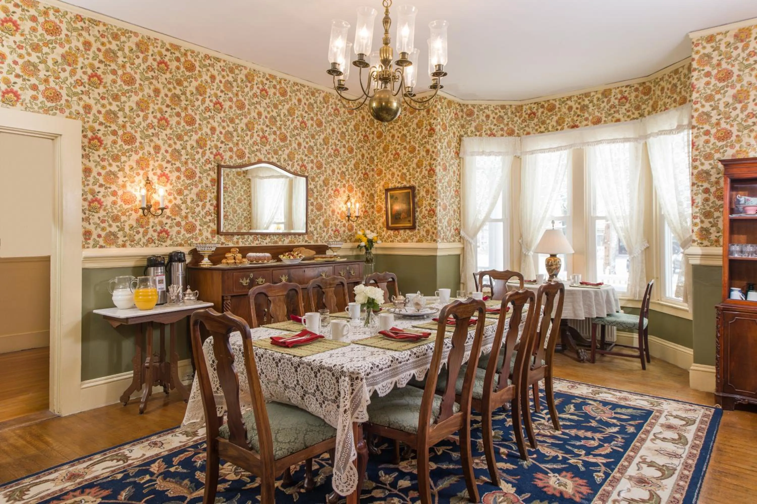 Dining area in Mira Monte Inn & Suites