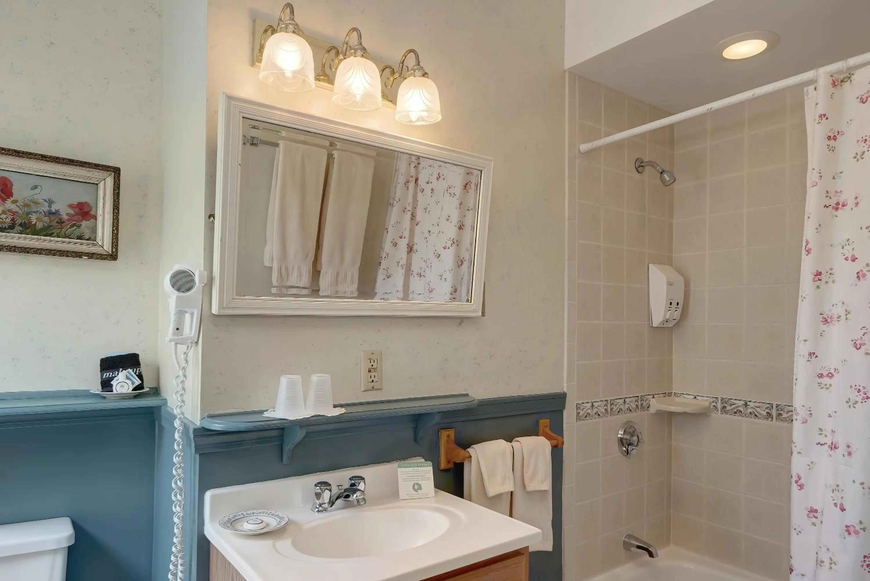 Bathroom in Mira Monte Inn & Suites