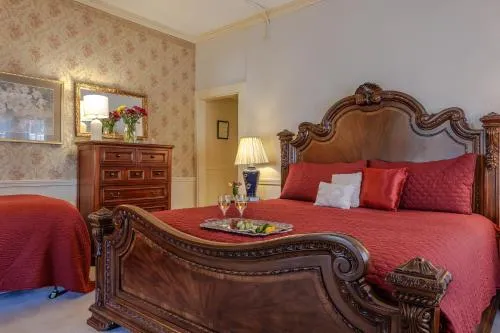 Bed in Mira Monte Inn & Suites