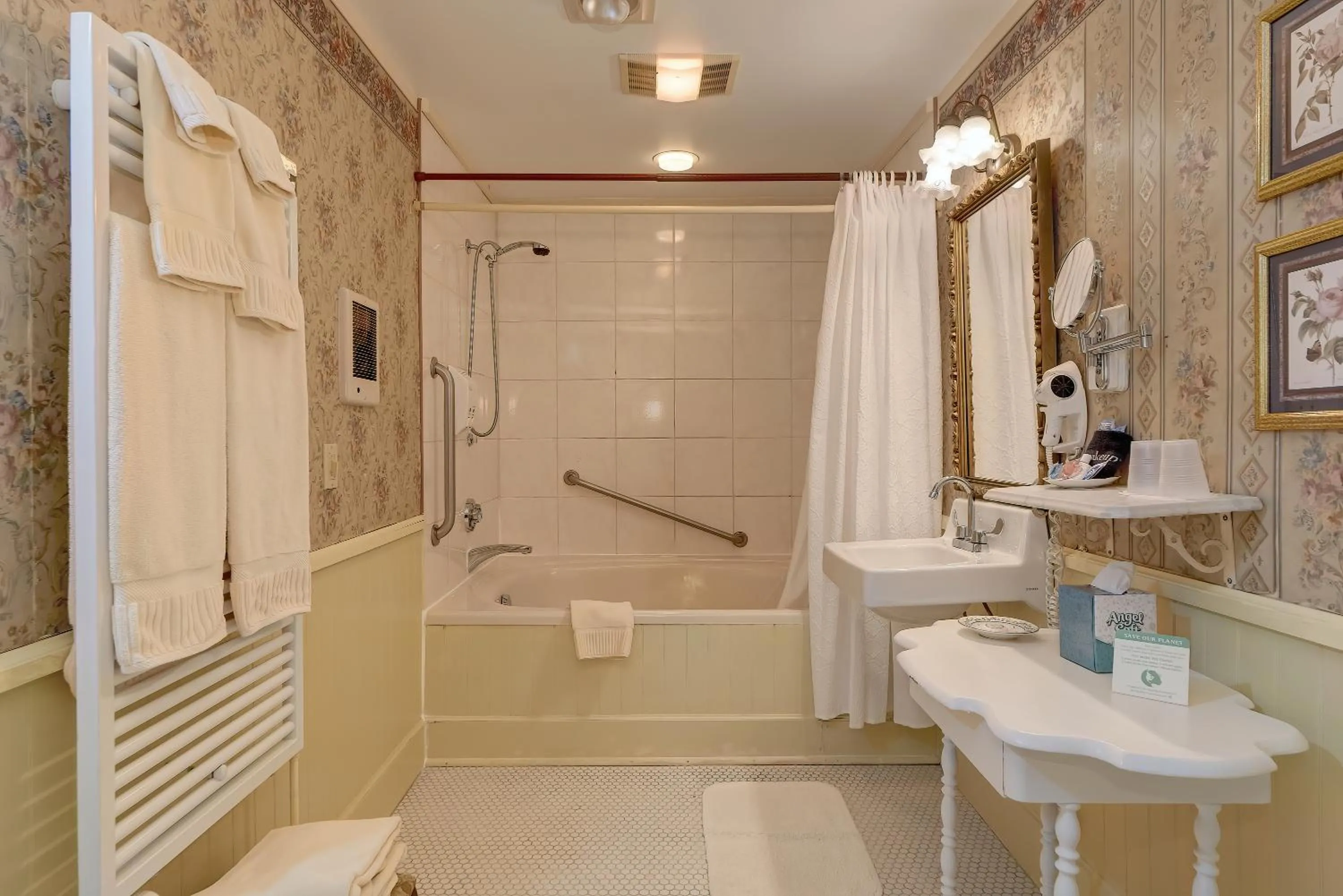 Bathroom in Mira Monte Inn & Suites