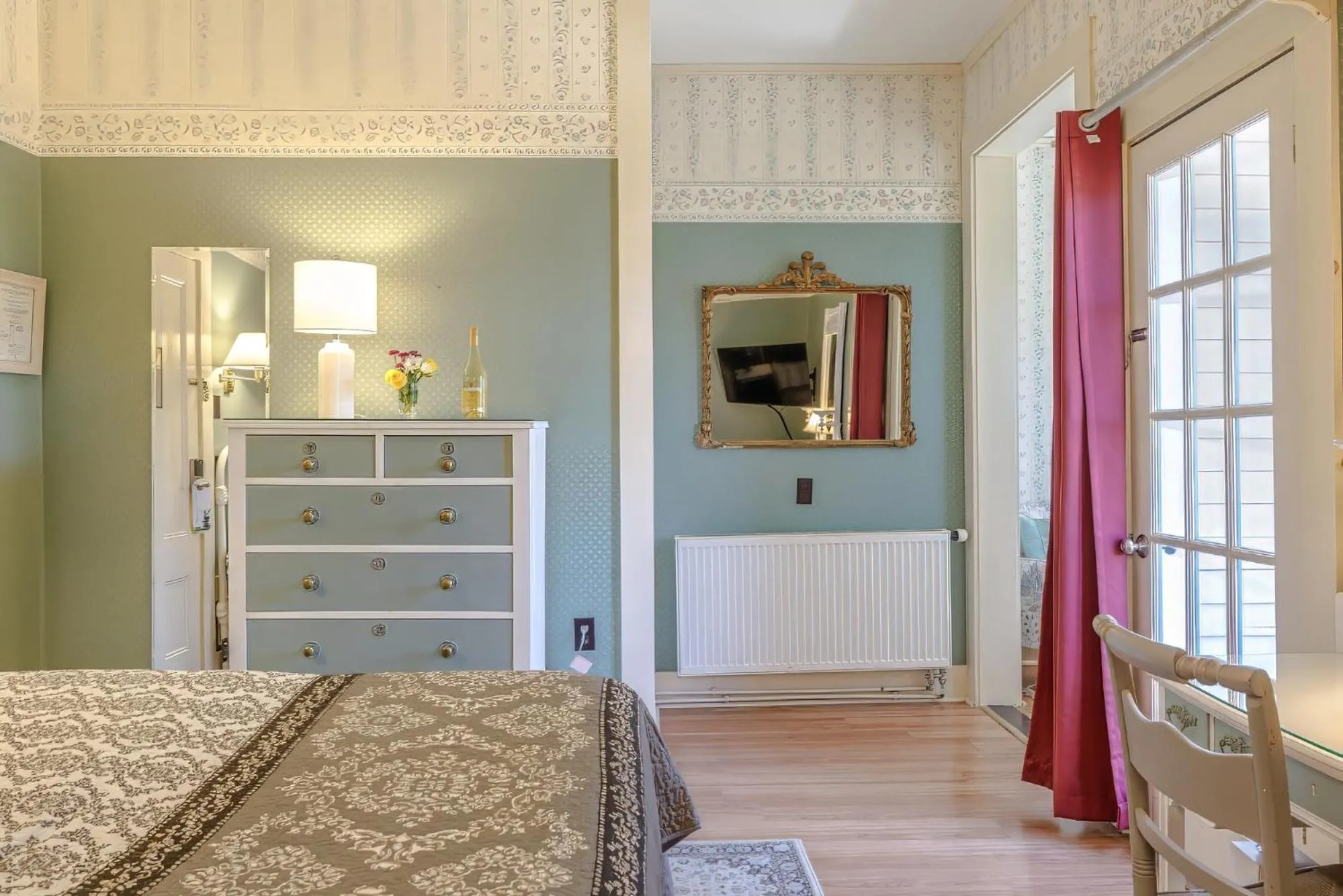 Bed in Mira Monte Inn & Suites