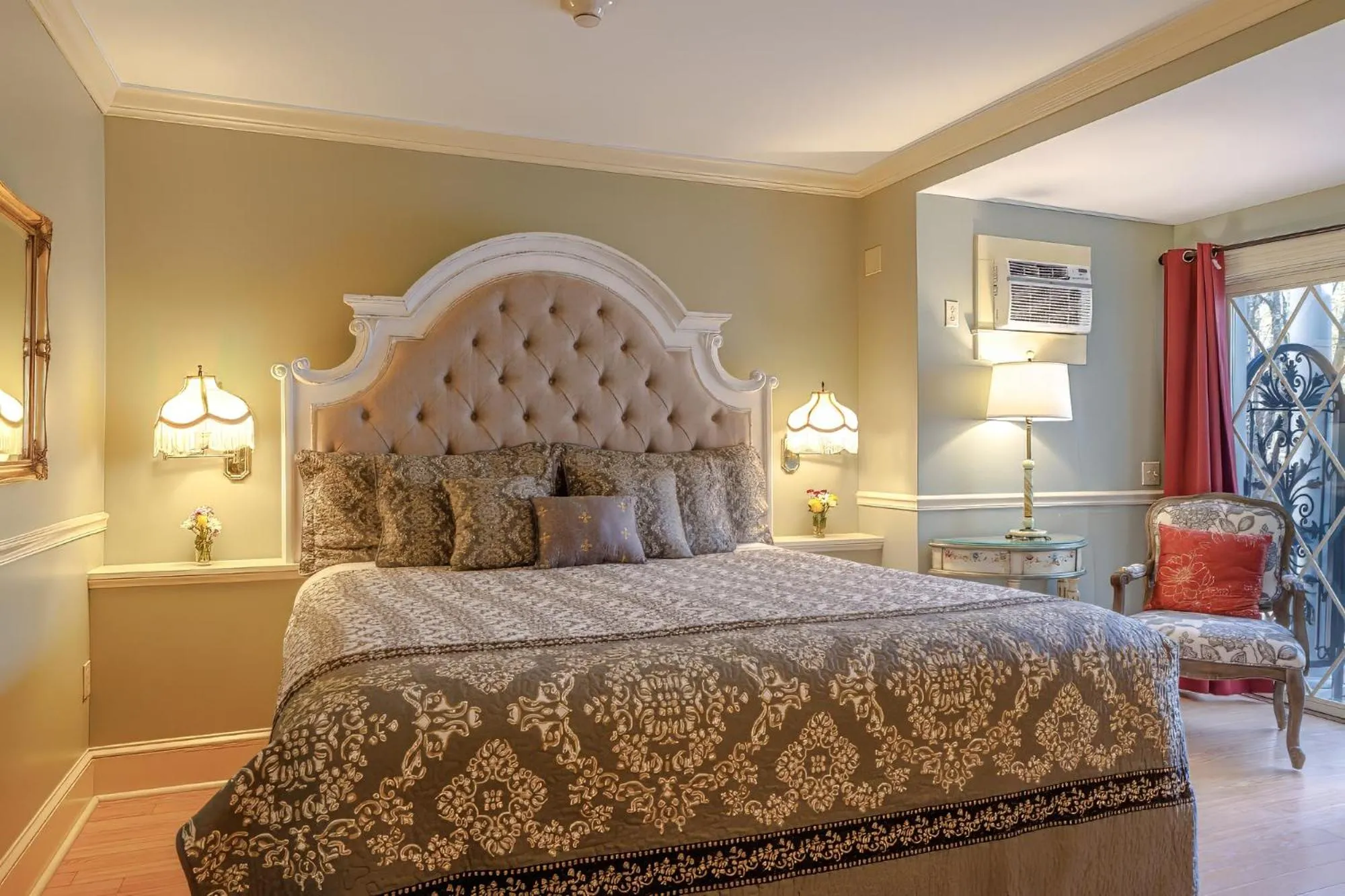 Bed in Mira Monte Inn & Suites