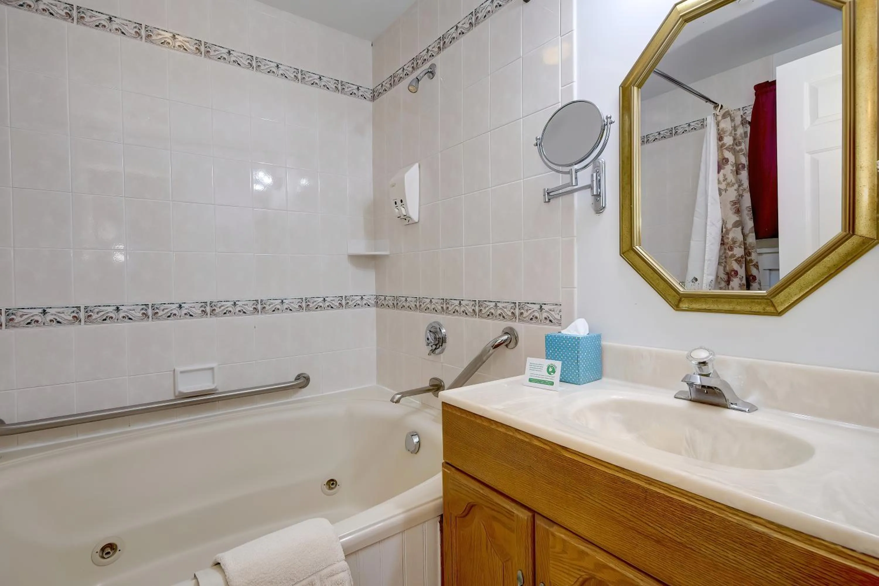 Bathroom in Mira Monte Inn & Suites