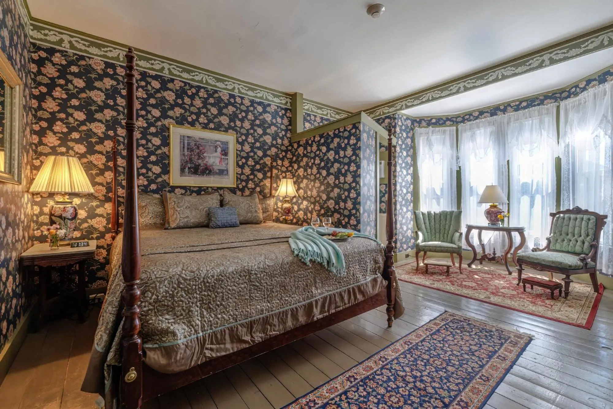 Bed in Mira Monte Inn & Suites