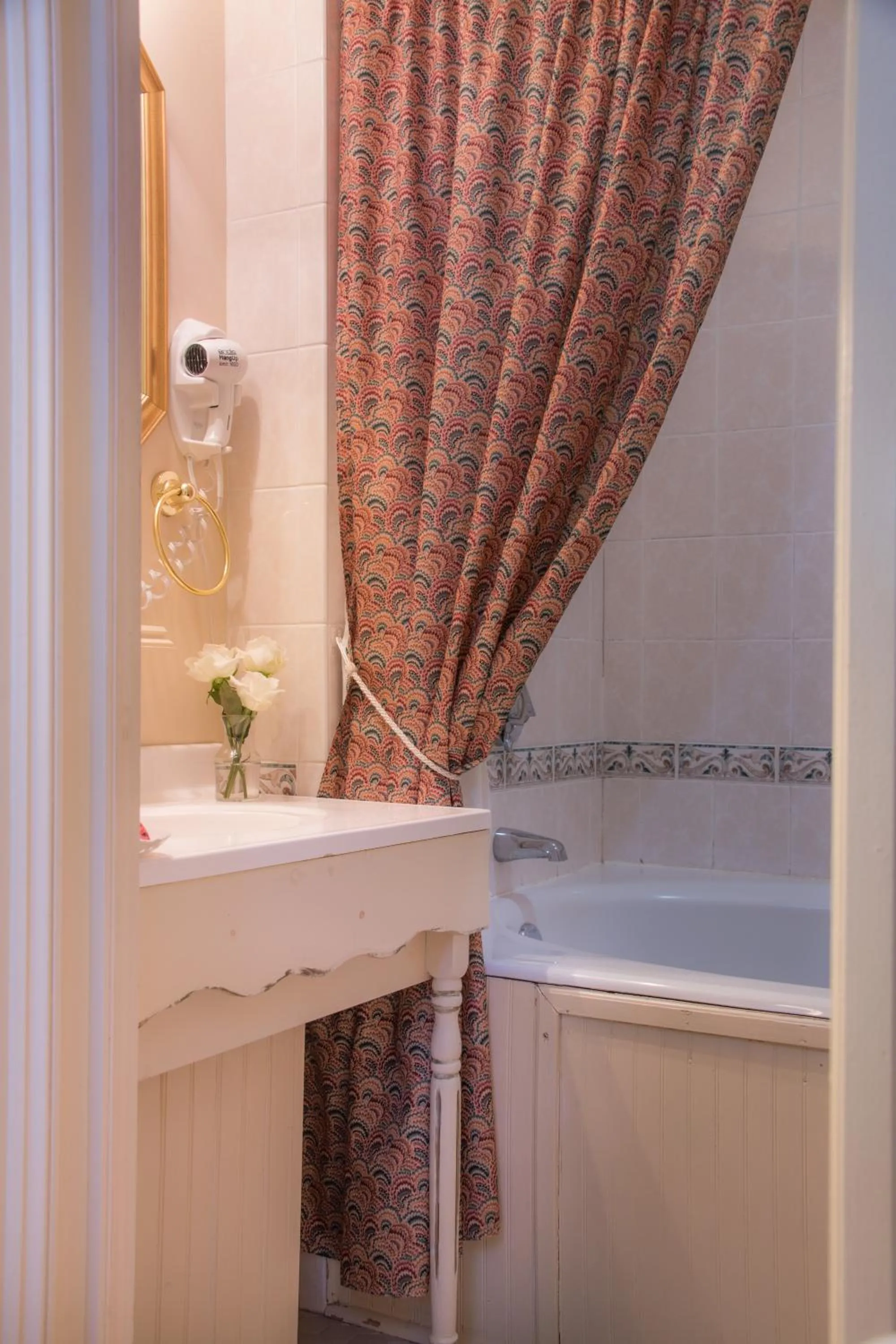 Bathroom in Mira Monte Inn & Suites