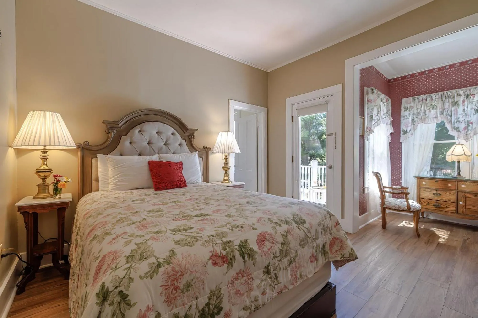 Bed in Mira Monte Inn & Suites