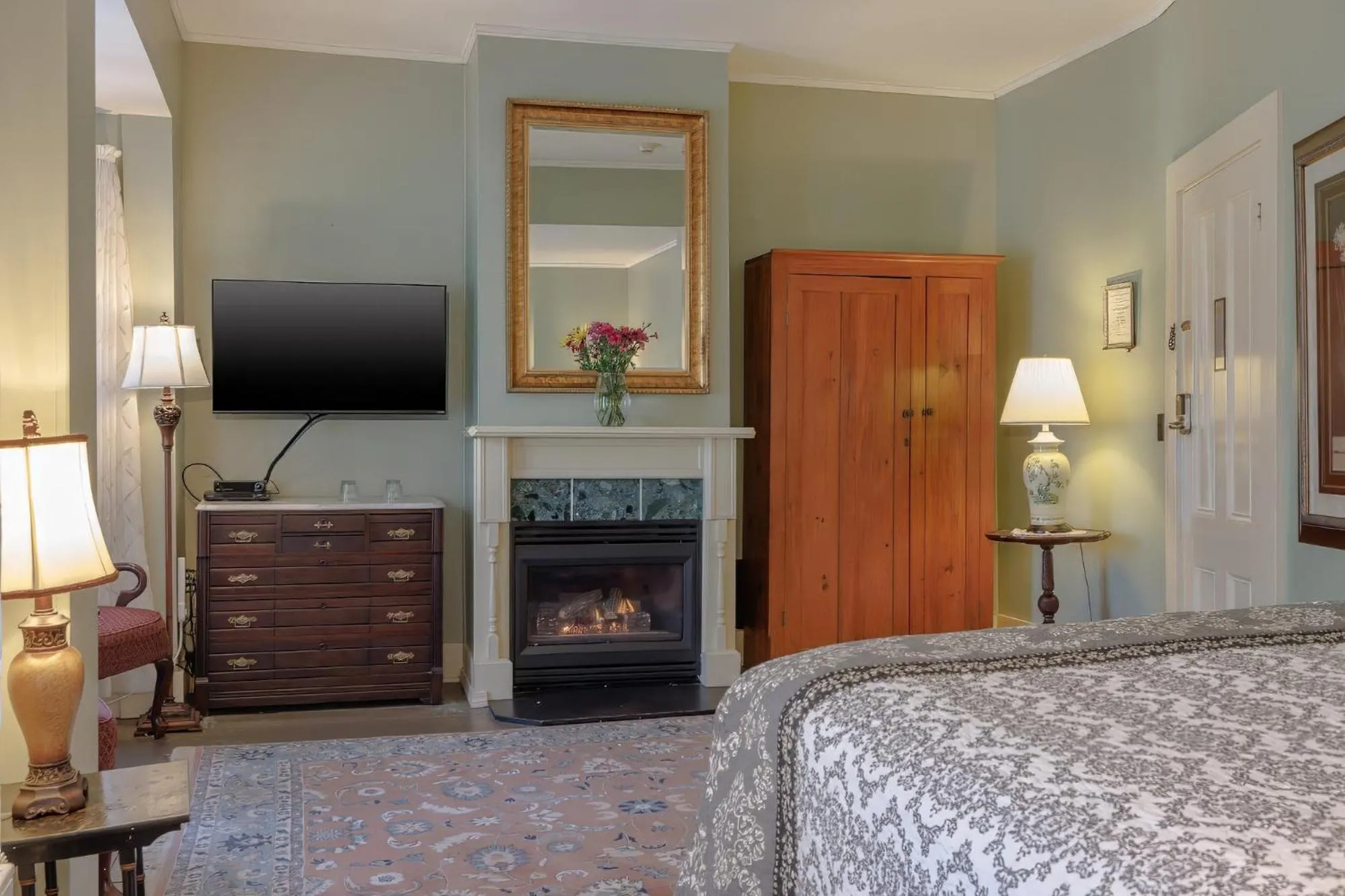 Bed in Mira Monte Inn & Suites