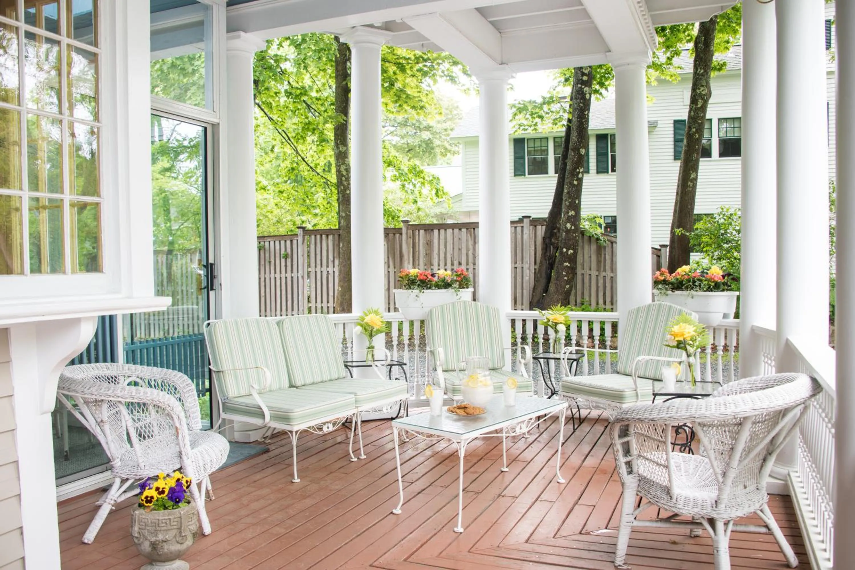 Patio in Mira Monte Inn & Suites