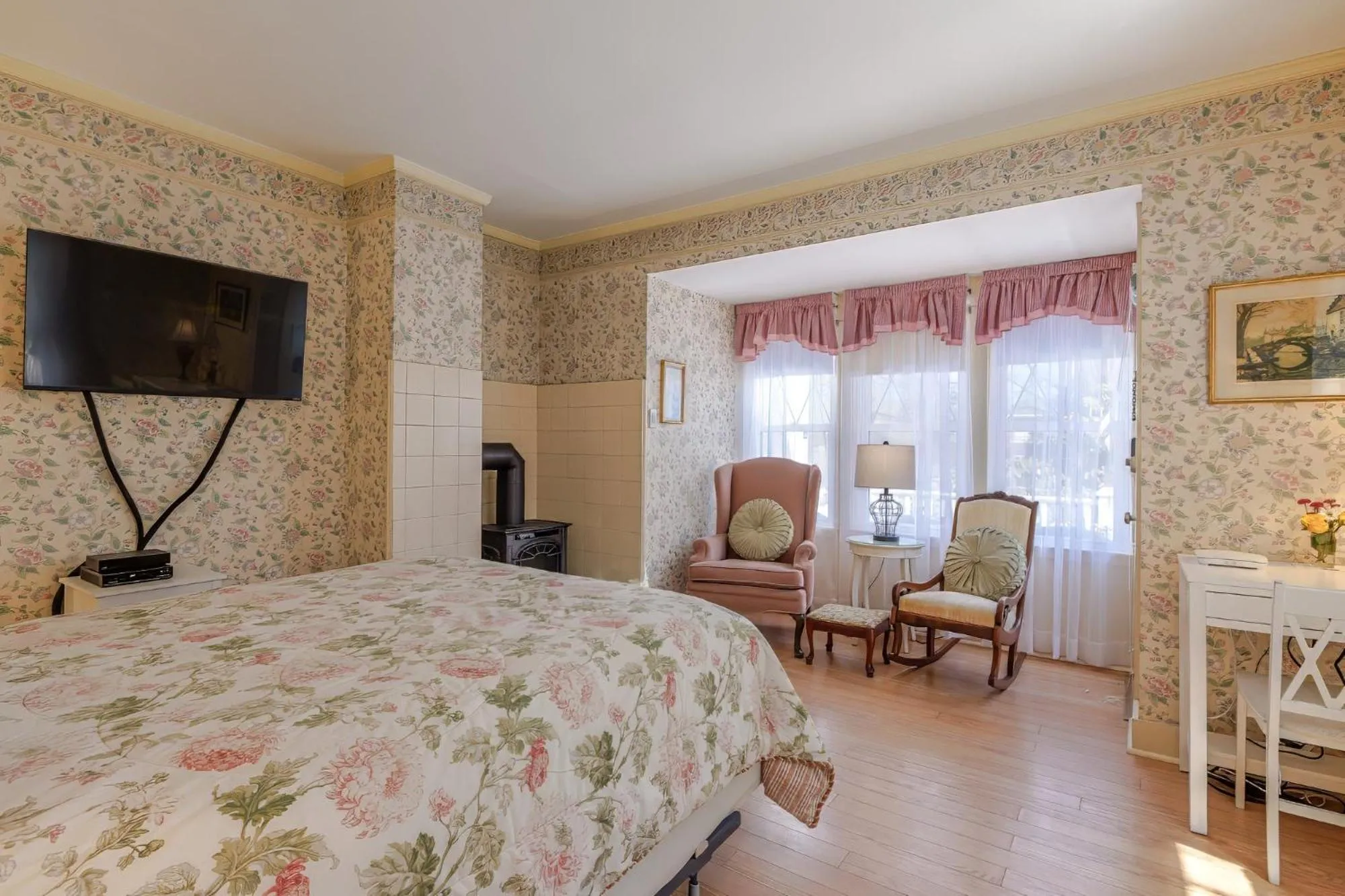 Bed in Mira Monte Inn & Suites