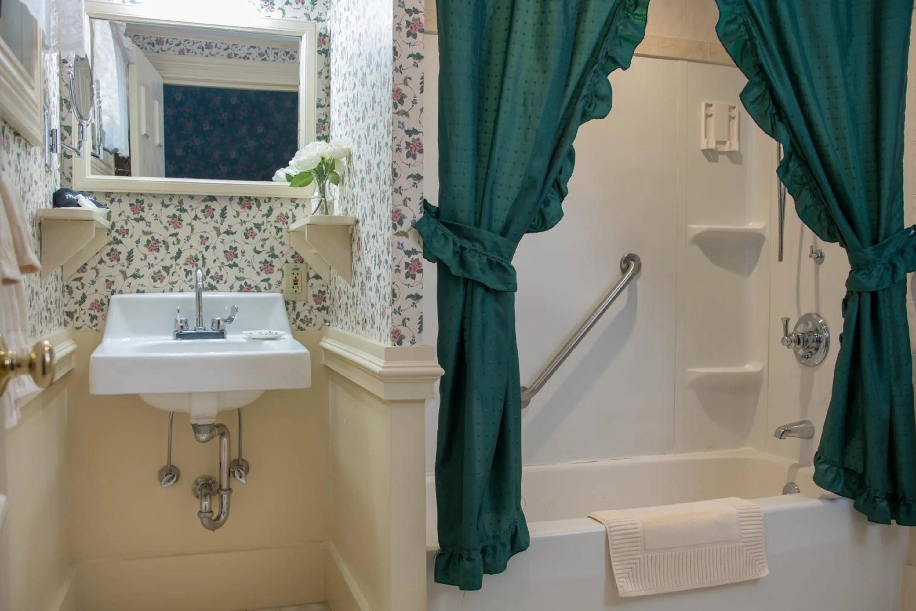 Bathroom in Mira Monte Inn & Suites